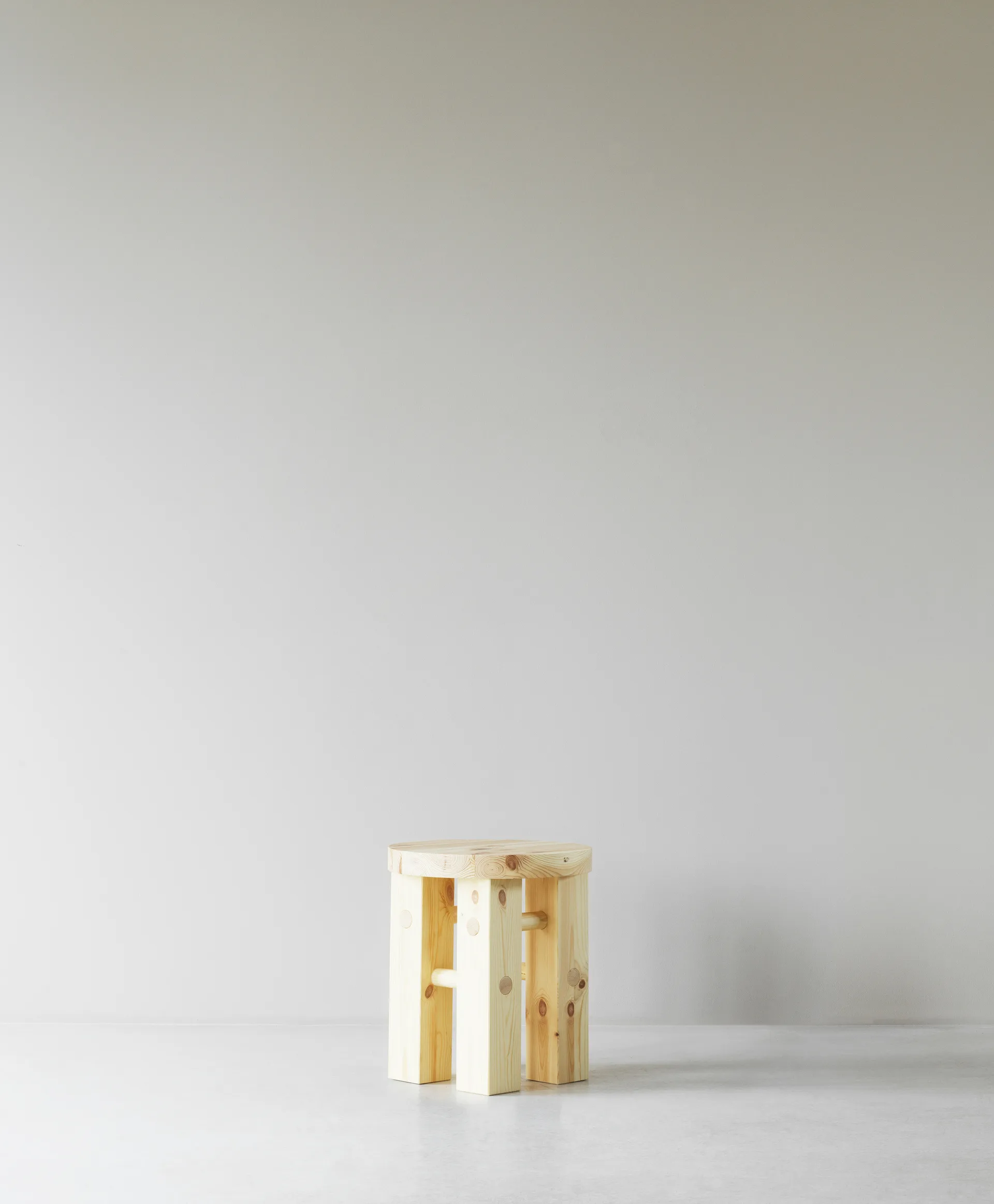 Fyr στρογγυλό σκαμπό 45 cm, Pine, Ø40x45 cm Normann Copenhagen