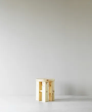 Fyr στρογγυλό σκαμπό 45 cm - Pine, Ø40x45 cm - Normann Copenhagen