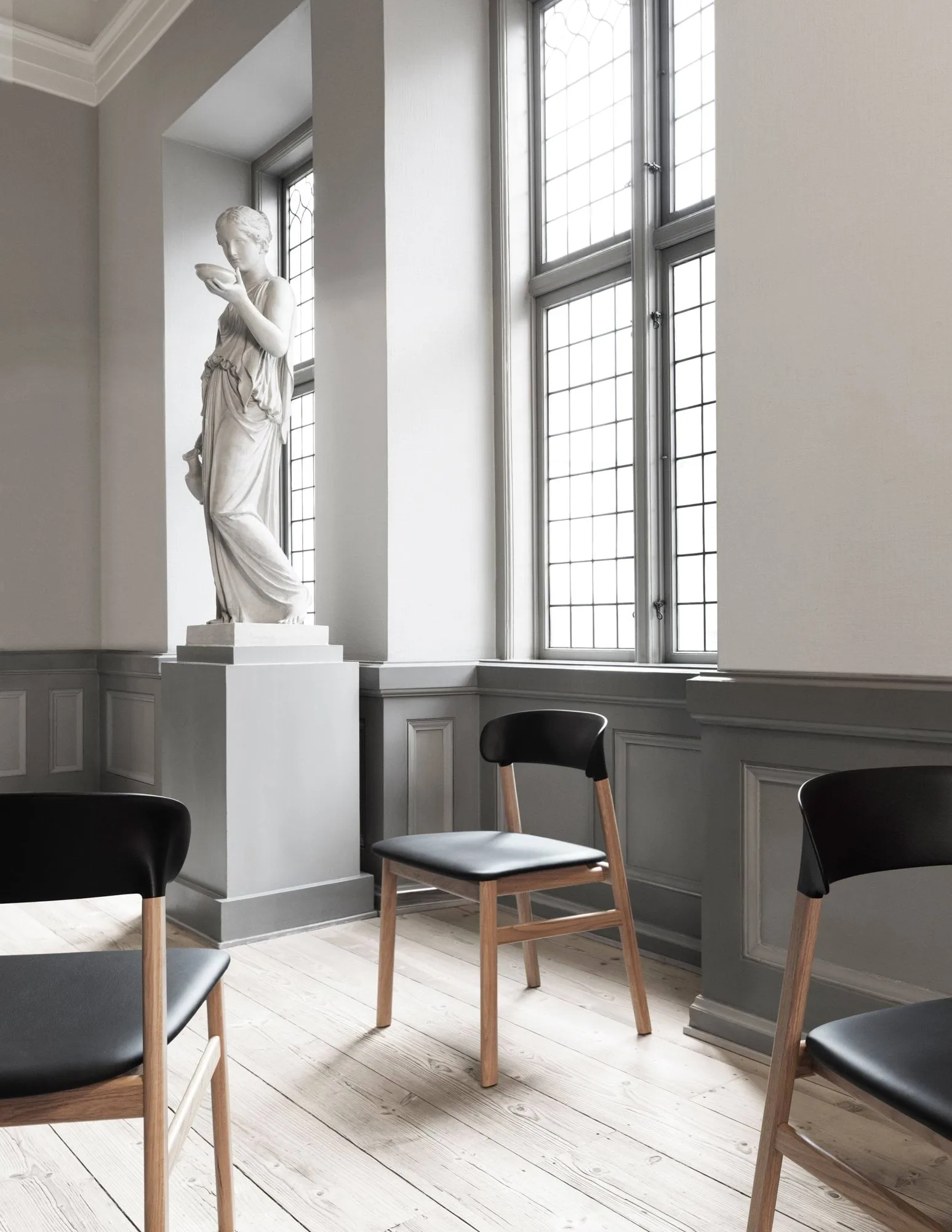 Καρέκλα Herit δέρμα-μαύρη δρυς, μαύρο Normann Copenhagen
