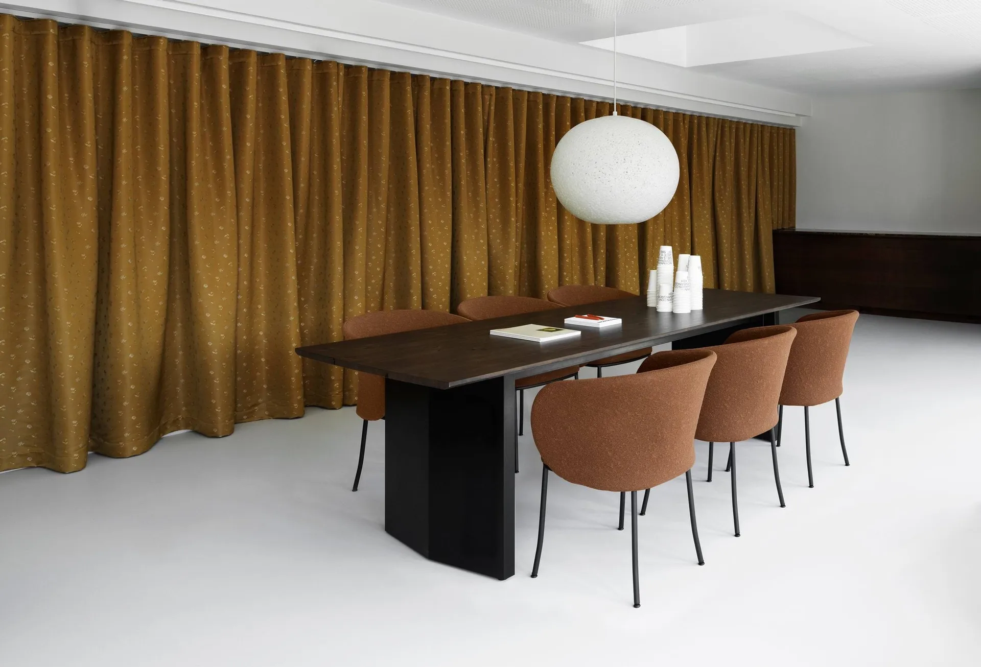 Knit καρεκλοπολυθρόνα, Sand-black steel Normann Copenhagen
