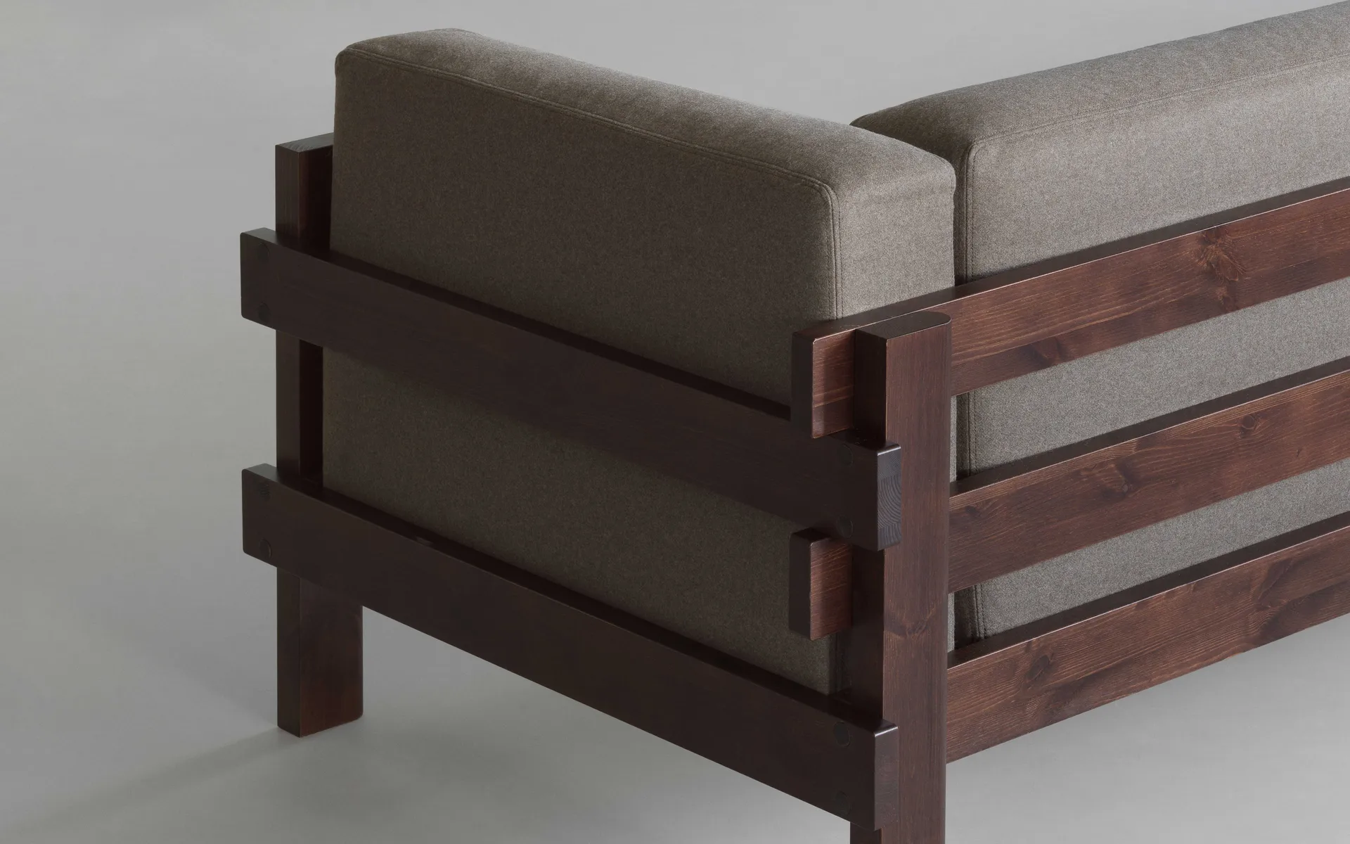 Kube καναπές, Καφέ-βαμμένη πεύκη-ύφασμα Remix 223 Beige, 220 cm Normann Copenhagen