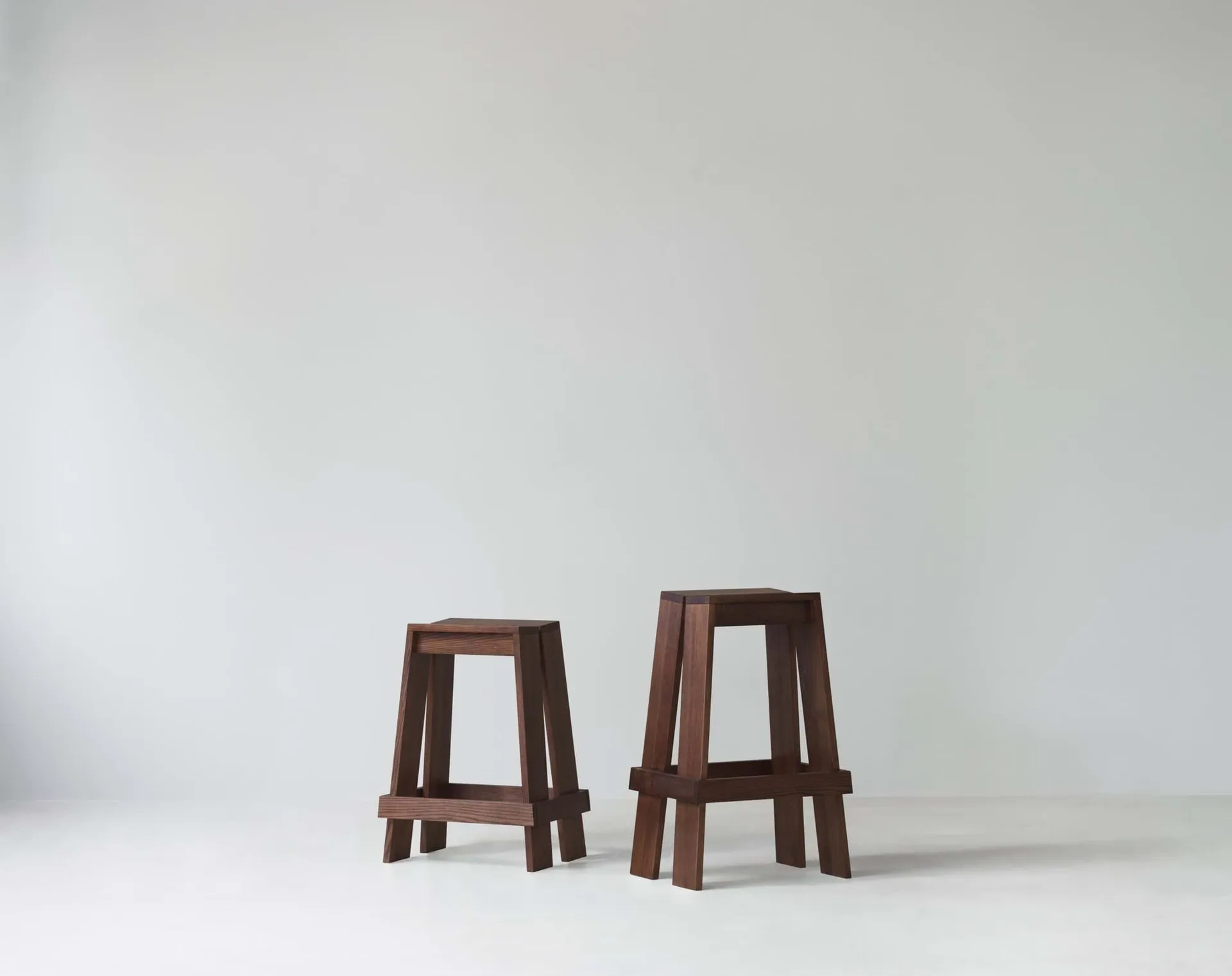 Let σκαμπό μπαρ 65 cm, Brown Stained Ash Normann Copenhagen