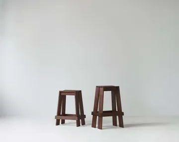 Let σκαμπό μπαρ 65 cm - Brown Stained Ash - Normann Copenhagen