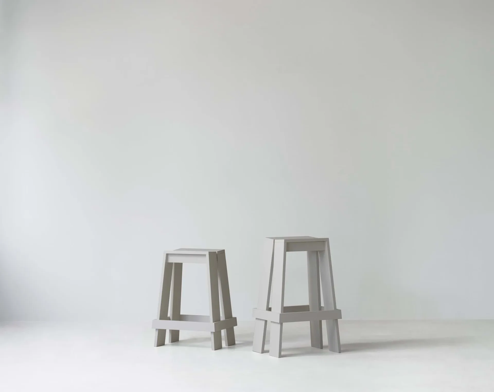 Let σκαμπό μπαρ 75 cm, Light Grey Normann Copenhagen