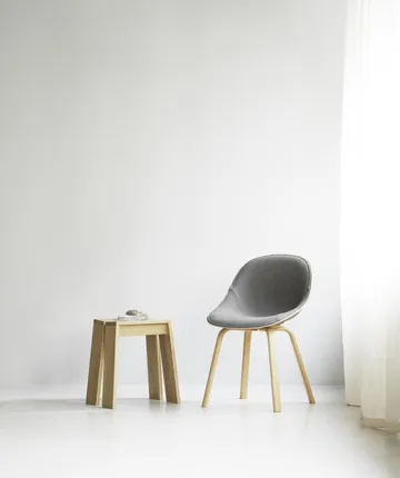 Mat Chair καρέκλα με μερική επένδυση μπροστά - Remix 133-hemp-beech - Normann Copenhagen