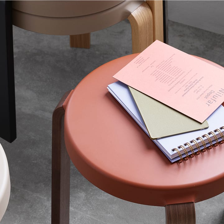 Σκαμπό Tap , γκρι, καρυδιά πόδια Normann Copenhagen