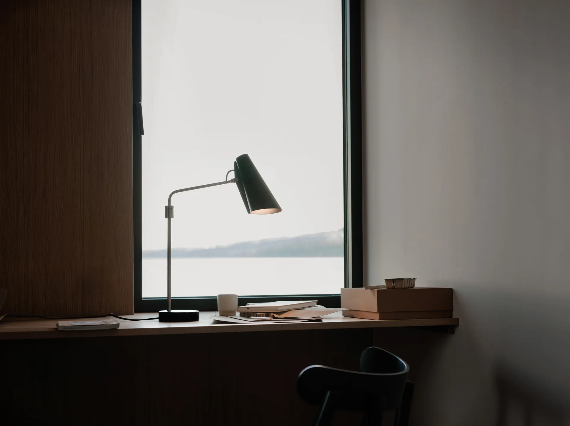 Birdy swing επιτραπέζιο φωτιστικό, Μαύρο-ατσάλι Northern