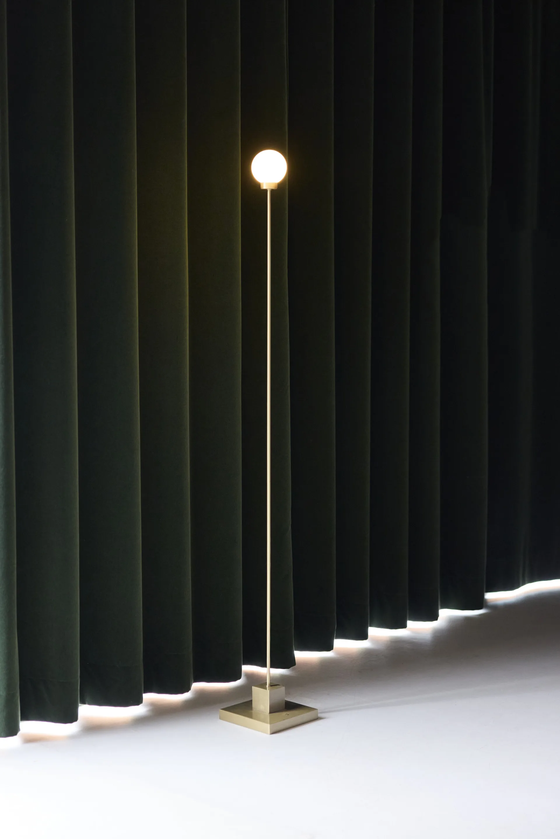 Snowball φορητό επιδαπέδιο φωτιστικό 122 εκ., Ορείχαλκος Northern