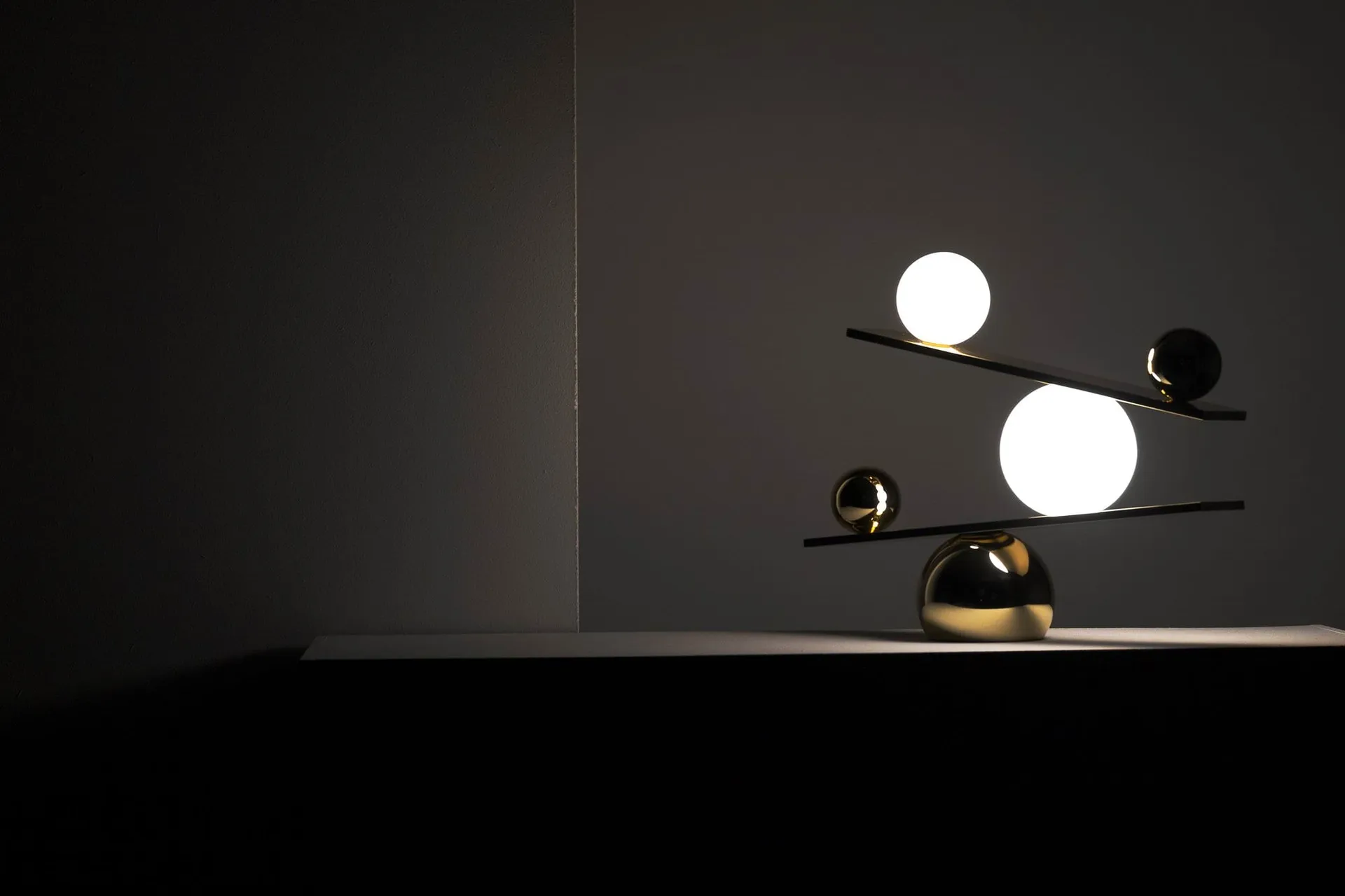 Επιτραπέζιο φωτιστικό Balance, Brass, v2 Oblure