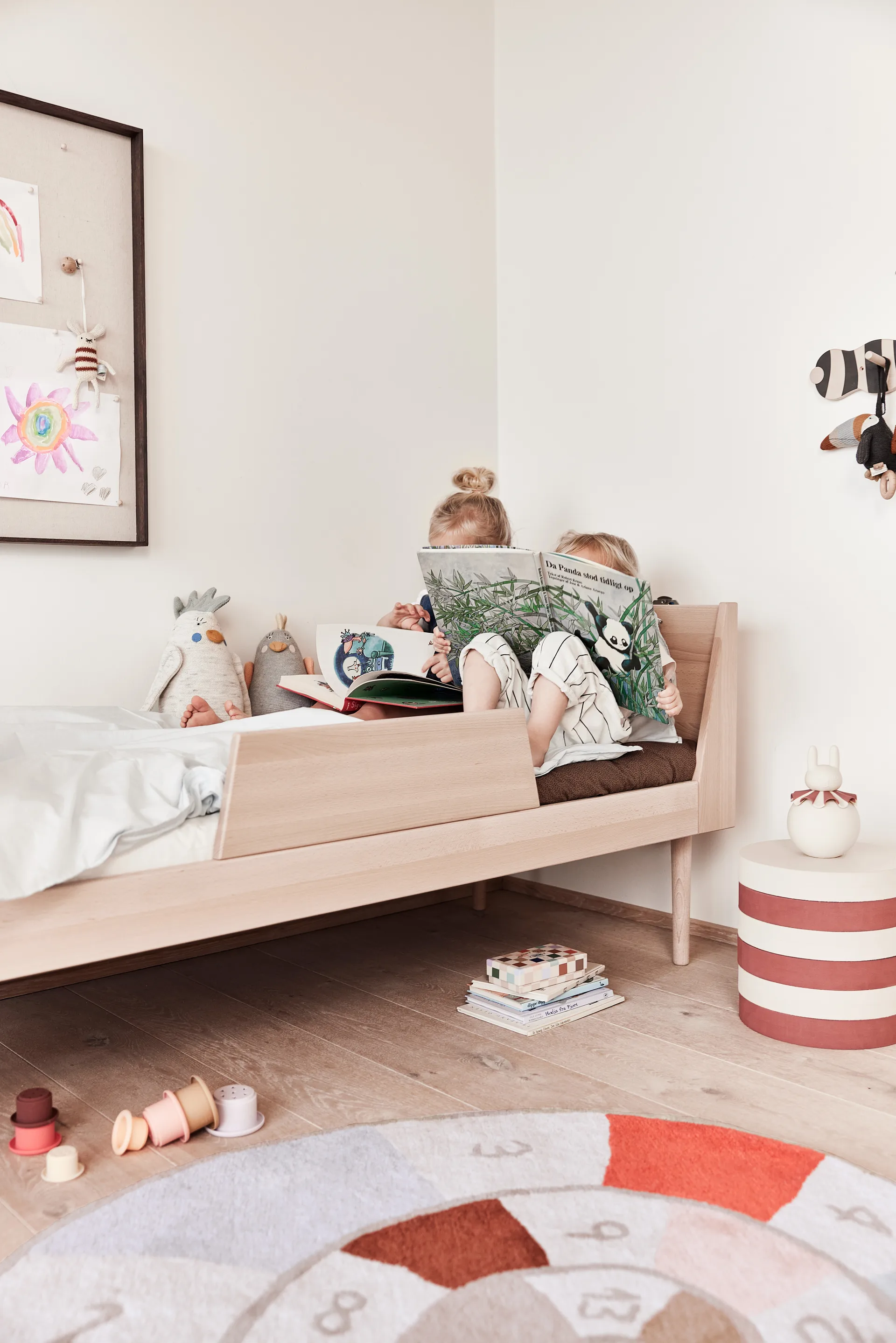 Στοιβαζόμενο σκαμπό Iro, Vanilla-nutmeg OYOY