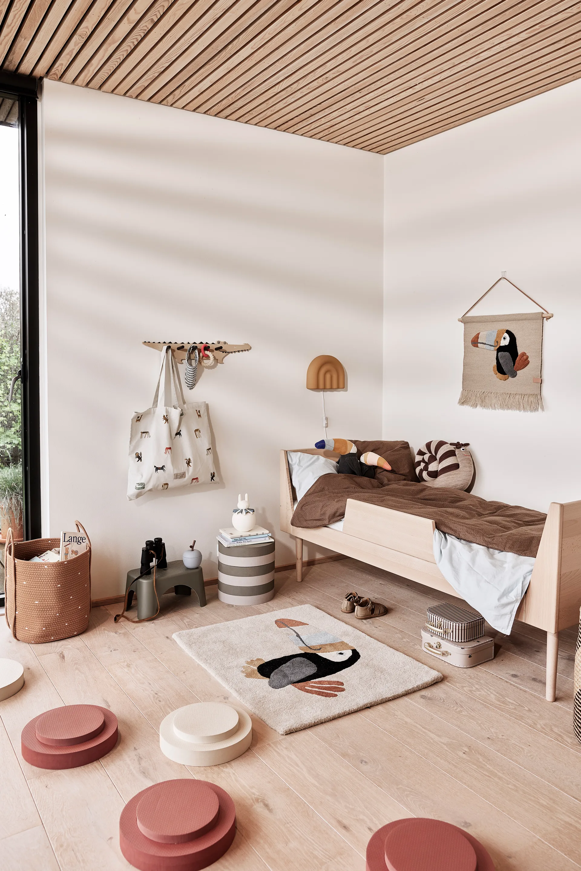 Στοιβαζόμενο σκαμπό Iro, Vanilla-nutmeg OYOY