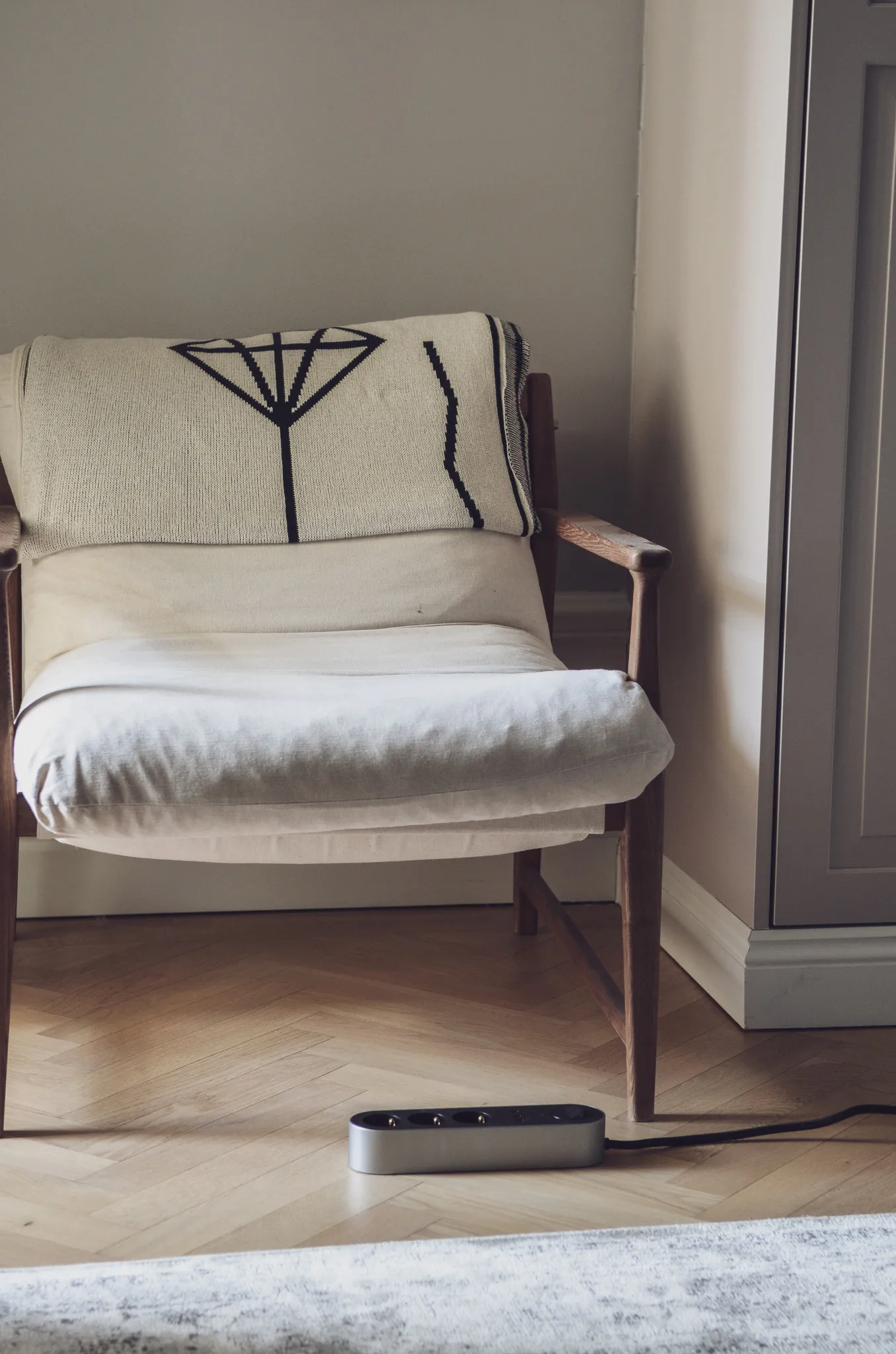 Edgar Power Bar πολύπριζο, Satin aluminium palett3