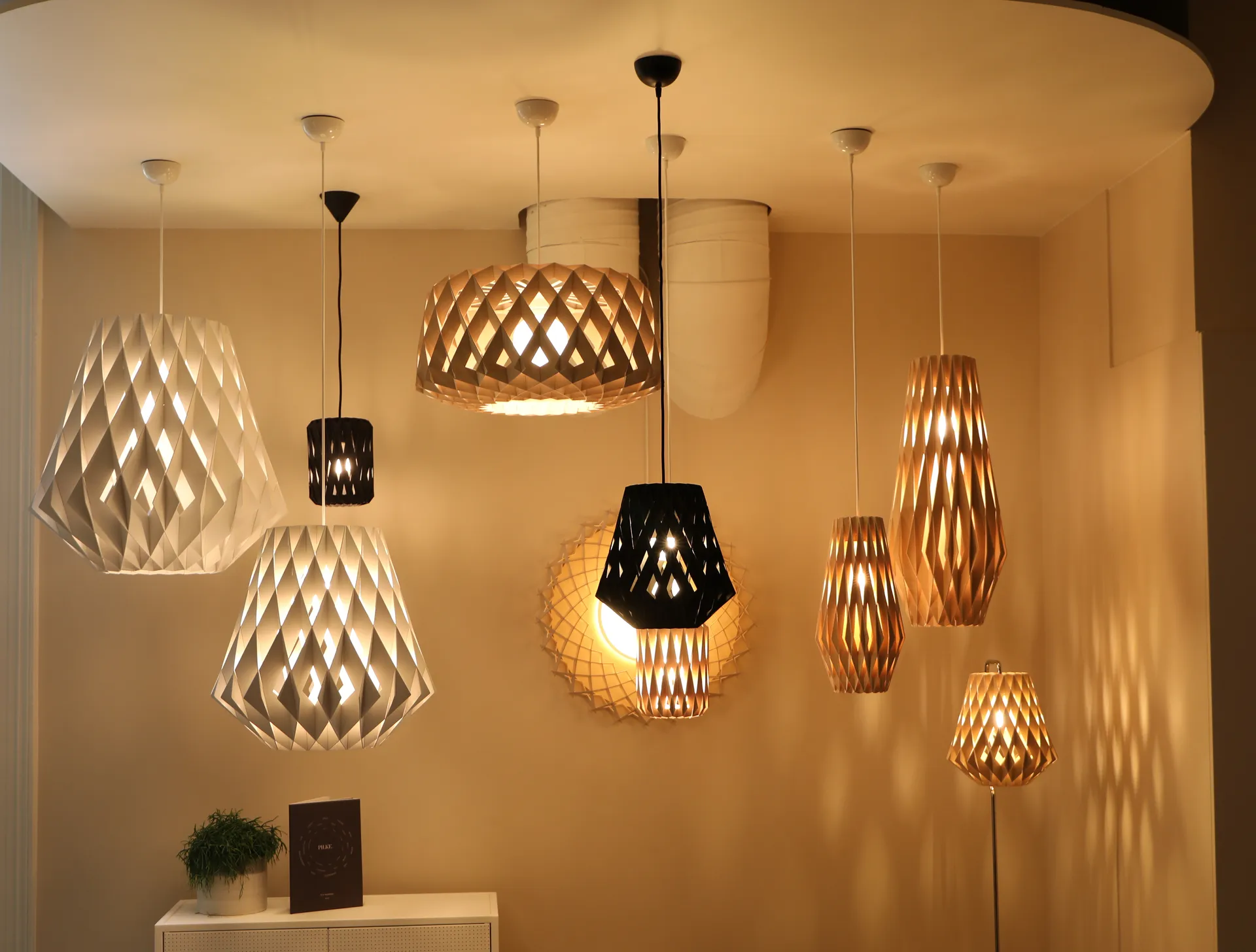 Pilke Signature κρεμαστό φωτιστικό Ø64 cm, Σημύδα Pilke