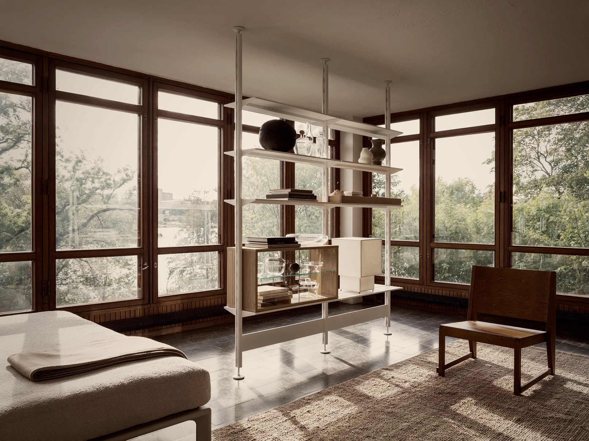 Pira βιτρίνα, Λευκή δρυς-διαυγές γυαλί, 70x31 εκ., 4 πόρτες Pira