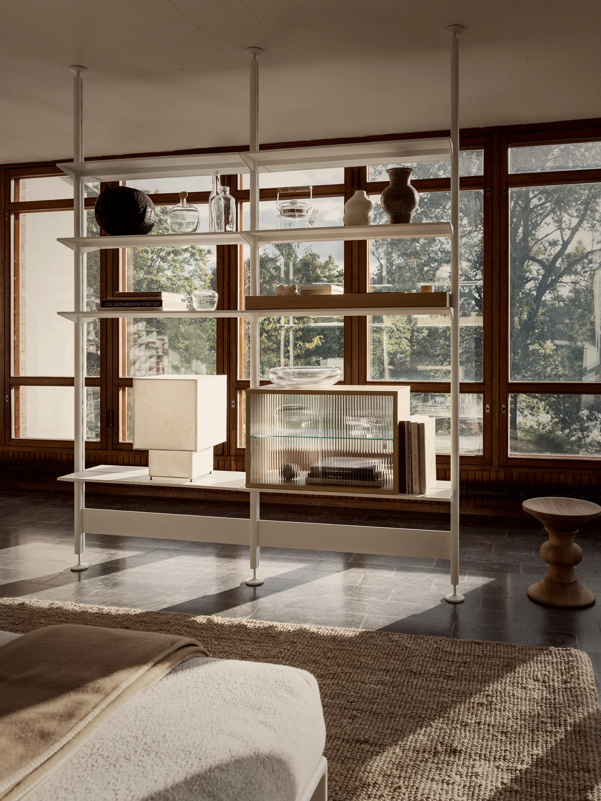 Pira βιτρίνα, Λευκή δρυς-ραβδωτό γυαλί, 70x31 cm, 4 πόρτες Pira