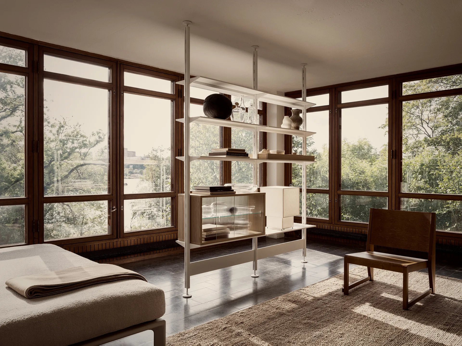 Pira βιτρίνα, Λευκή δρυς-ραβδωτό γυαλί, 70x31 cm, 4 πόρτες Pira