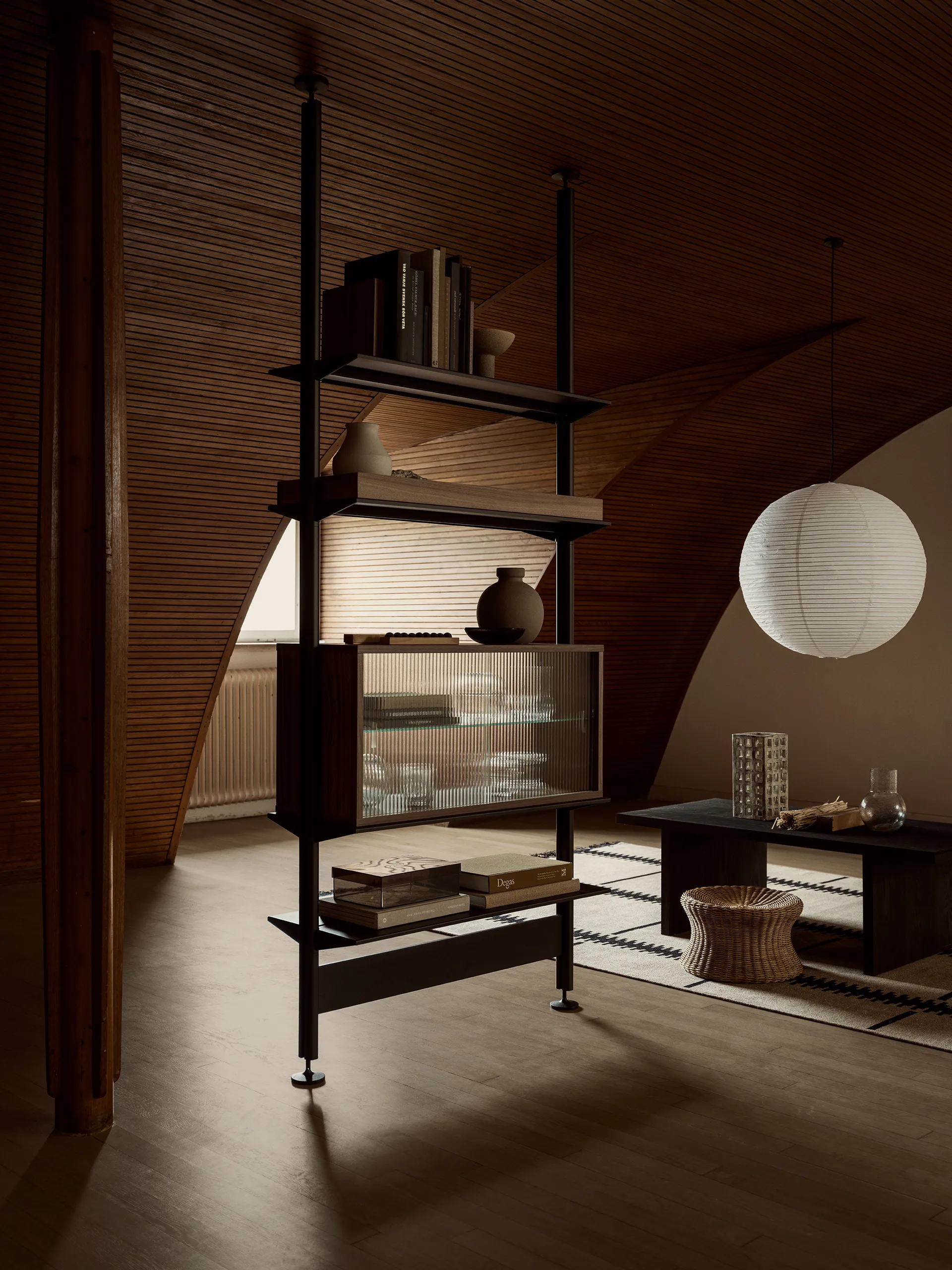 Pira βιτρίνα, Καρυδιά-ραβδωτό γυαλί, 70x31 cm, γυάλινη πλάτη Pira