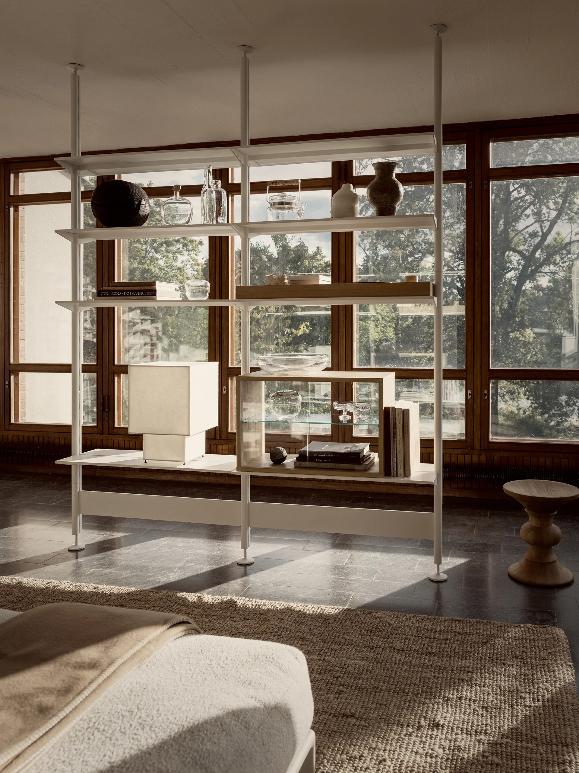 Pira βιτρίνα, Λευκή δρυς-διαφανές γυαλί, 70x31 cm, γυάλινη πλάτη Pira