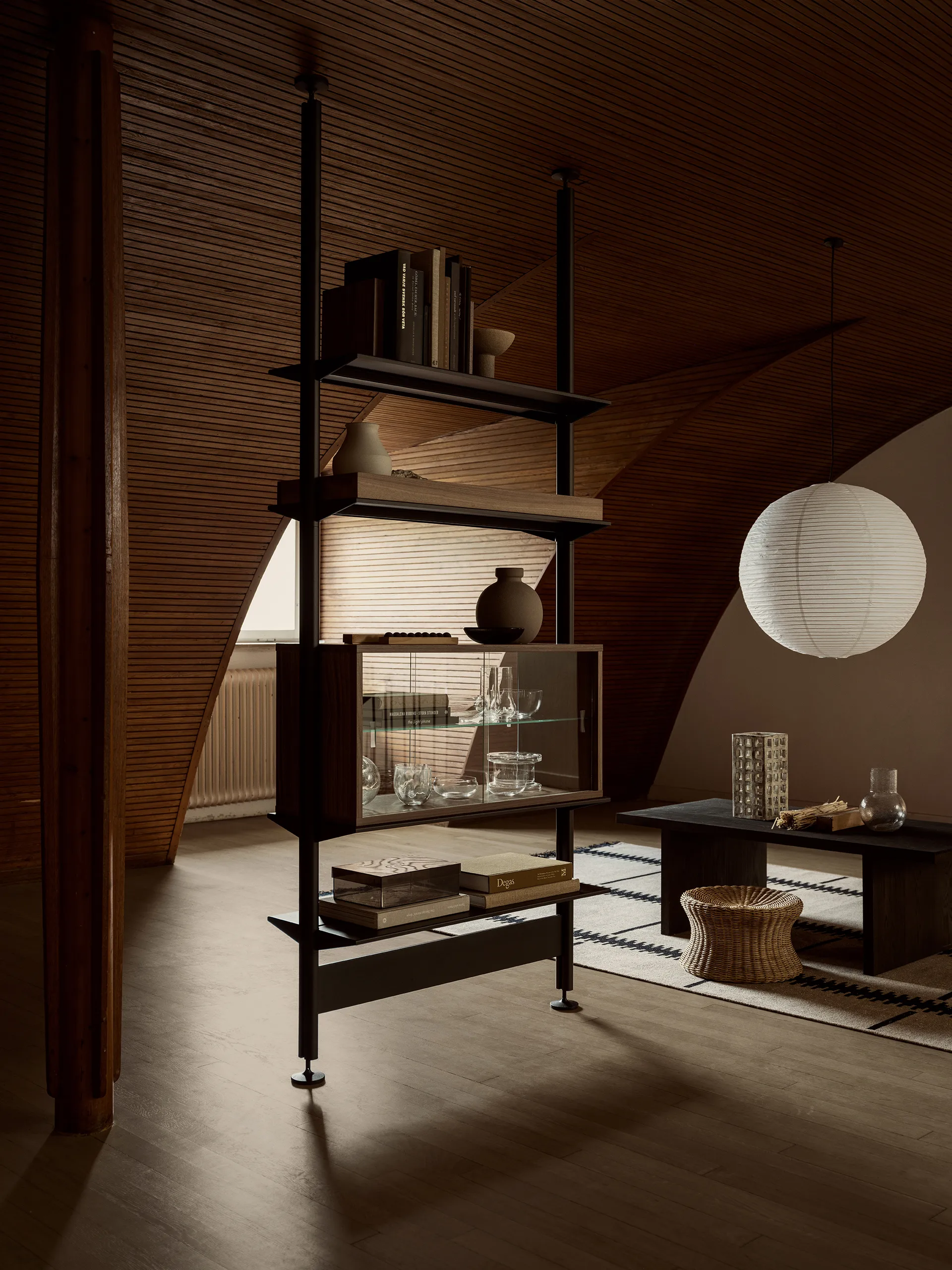 Pira βιτρίνα, Καρυδιά-διαφανές γυαλί, 90x31 εκ., 4 πόρτες Pira