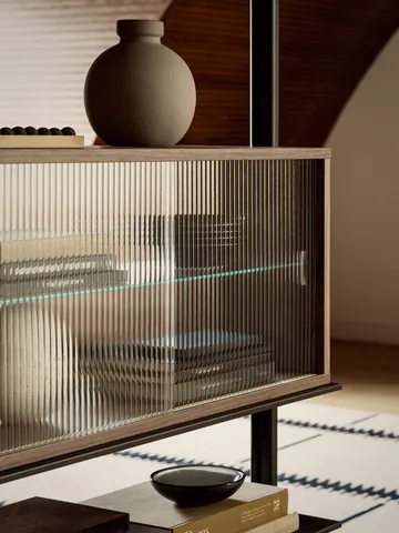 Pira βιτρίνα - Καρυδιά-ραβδωτό γυαλί, 90x31 εκ., 4 πόρτες - Pira