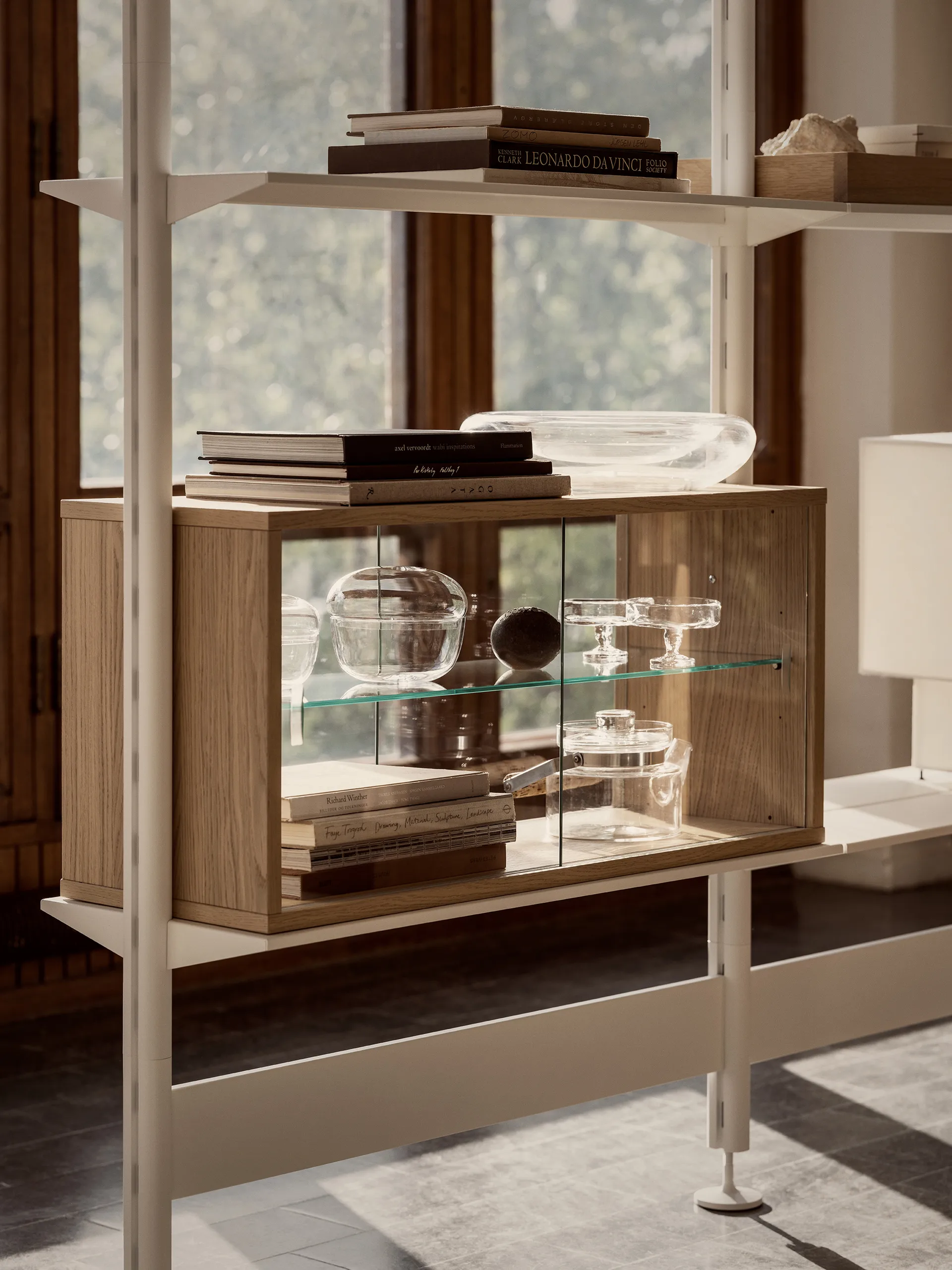 Pira βιτρίνα, Λευκή δρυς-διάφανο γυαλί, 90x31 εκ., 4 πόρτες Pira