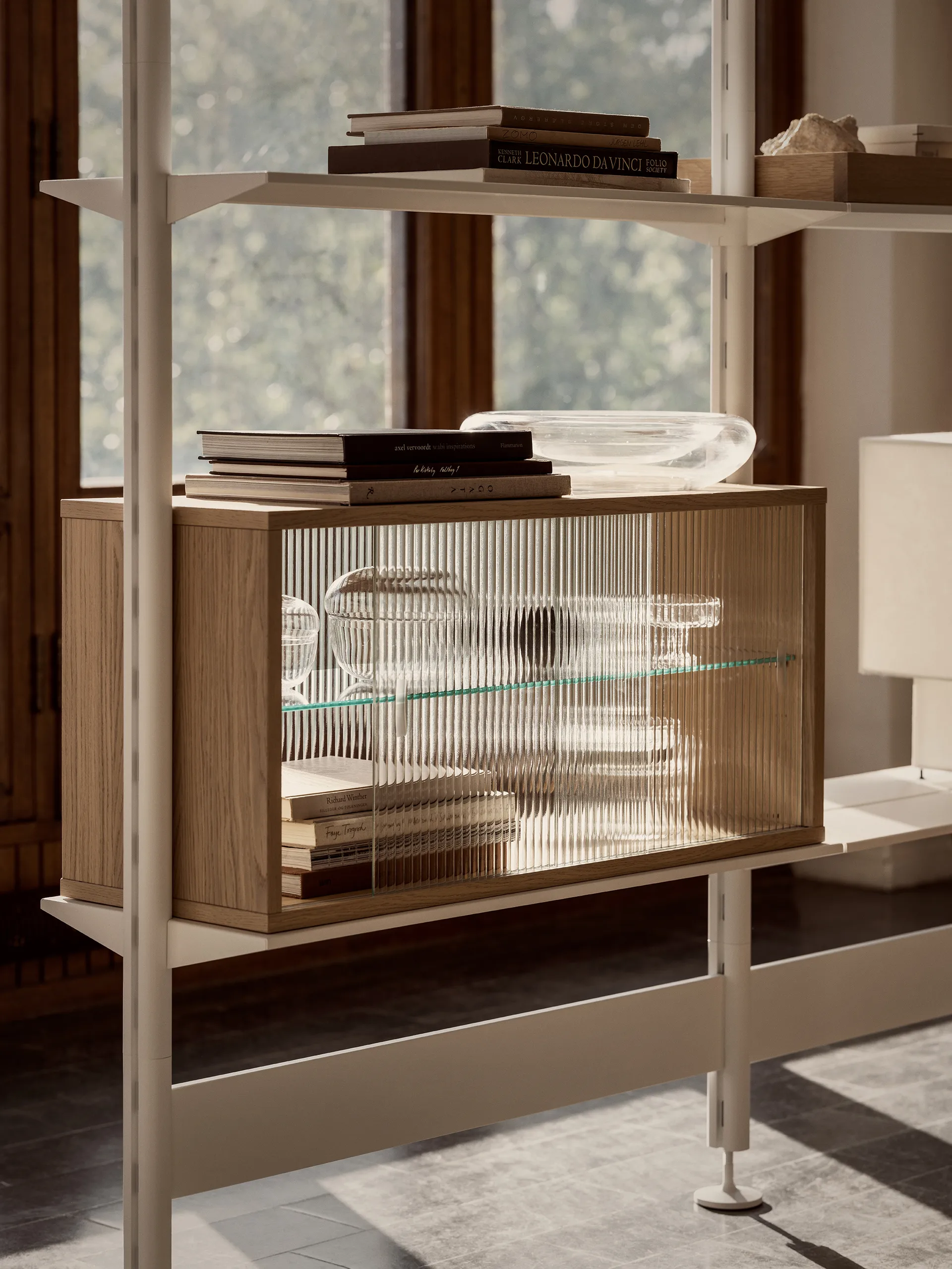 Pira βιτρίνα, Λευκή βαμμένη δρυς-ραβδωτό γυαλί, 90x31 εκ., 4 πόρτες Pira