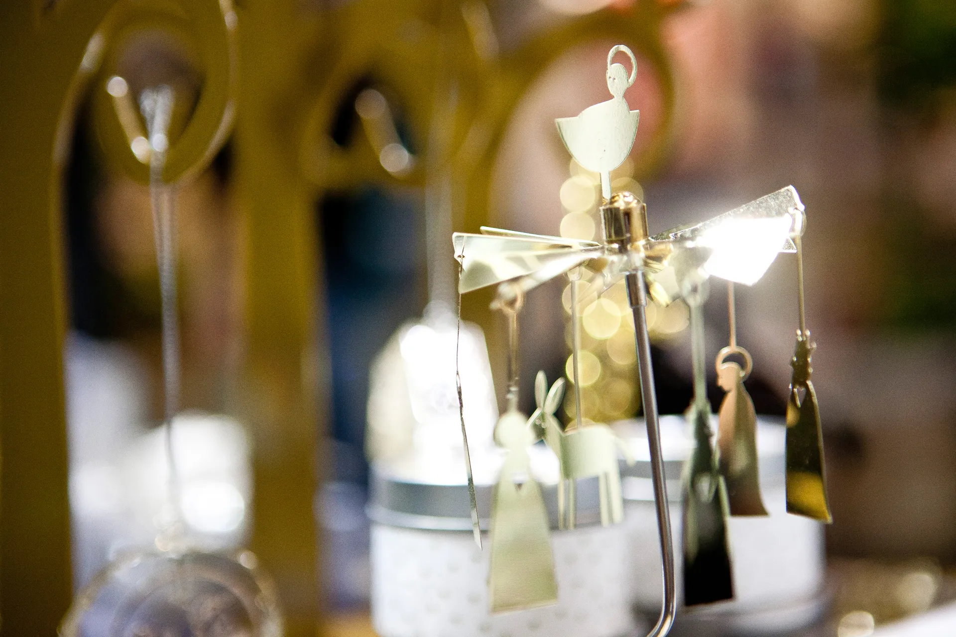 Χριστουγεννιάτικο κηροπήγιο με μόμπιλε vinter & jul, Χριστουγεννιάτικη φάτνη-χρυσό Pluto Design