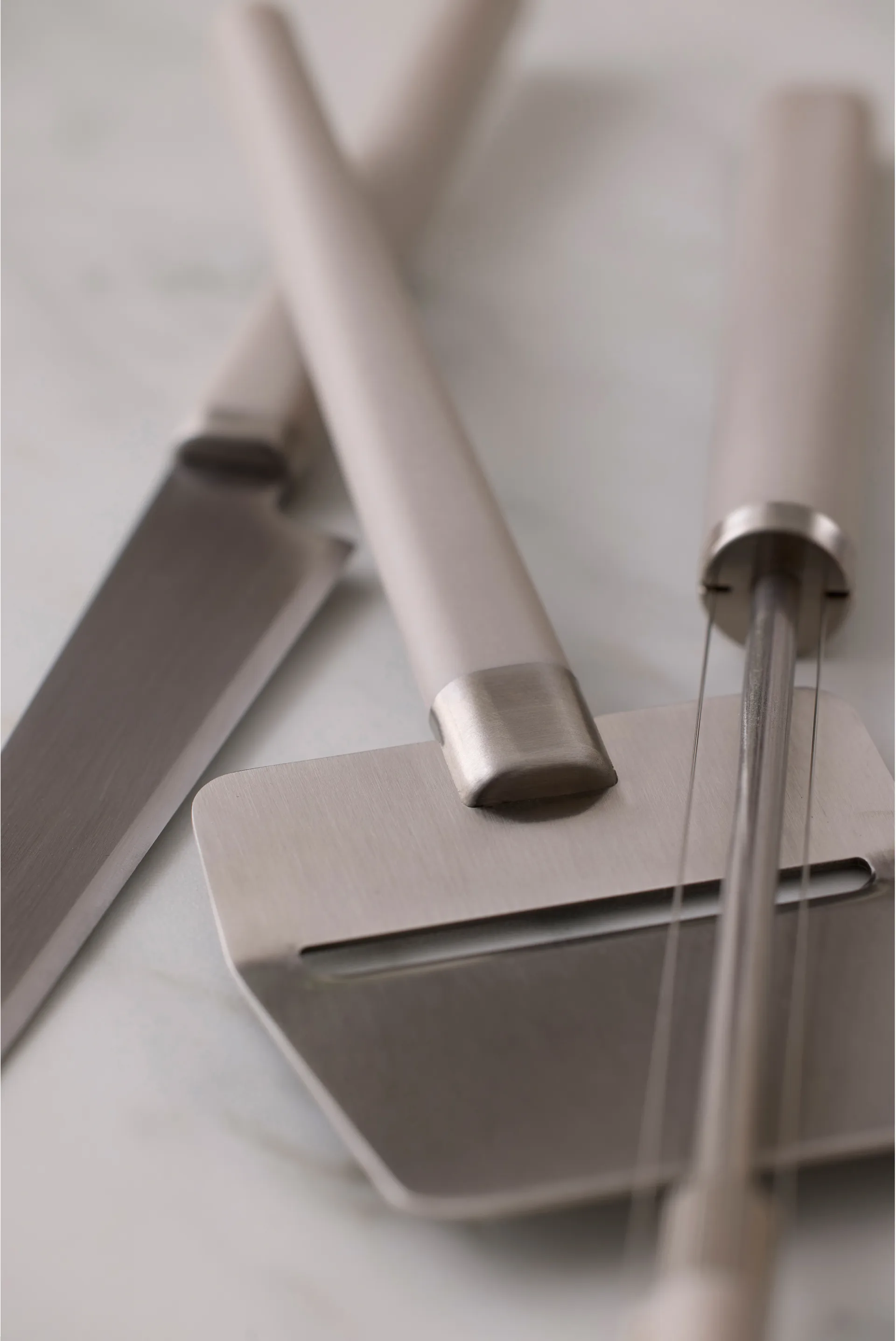 Κόφτης τυριού Emma 24 cm, Humus Rosti