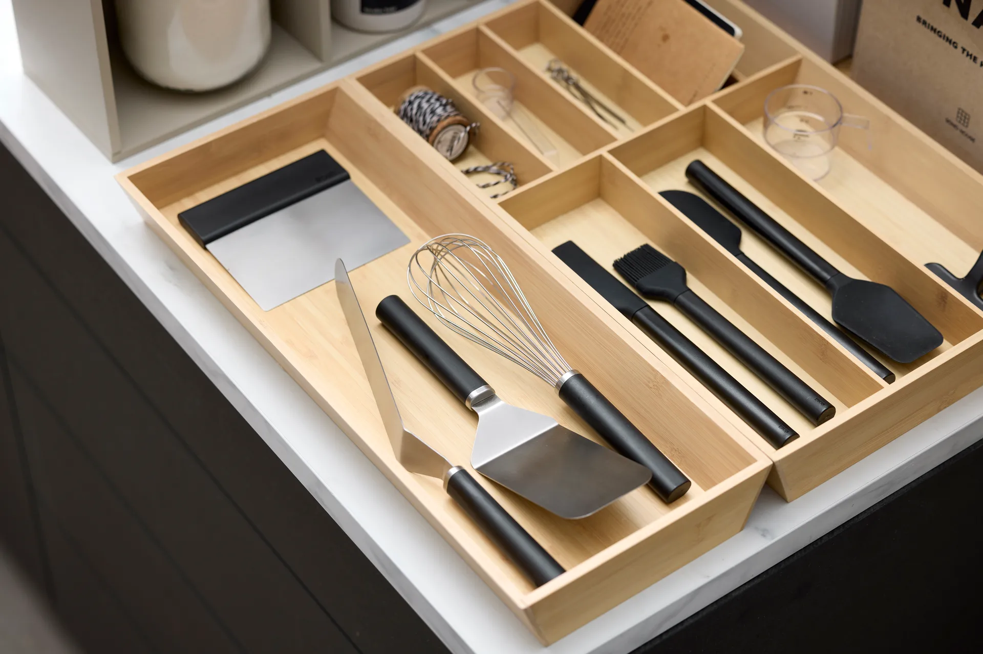 Emma σπάτουλα φαρδια από ατσάλι 26 cm, Black Rosti