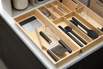 Emma σπάτουλα στενή από ατσάλι 33 cm - Black - Rosti