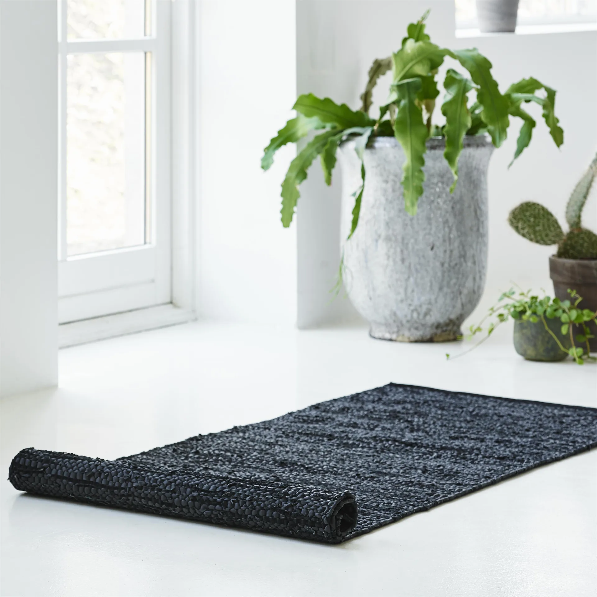 Δερμάτινο χαλί 65x135 cm, μαύρο (μαύρο) Rug Solid