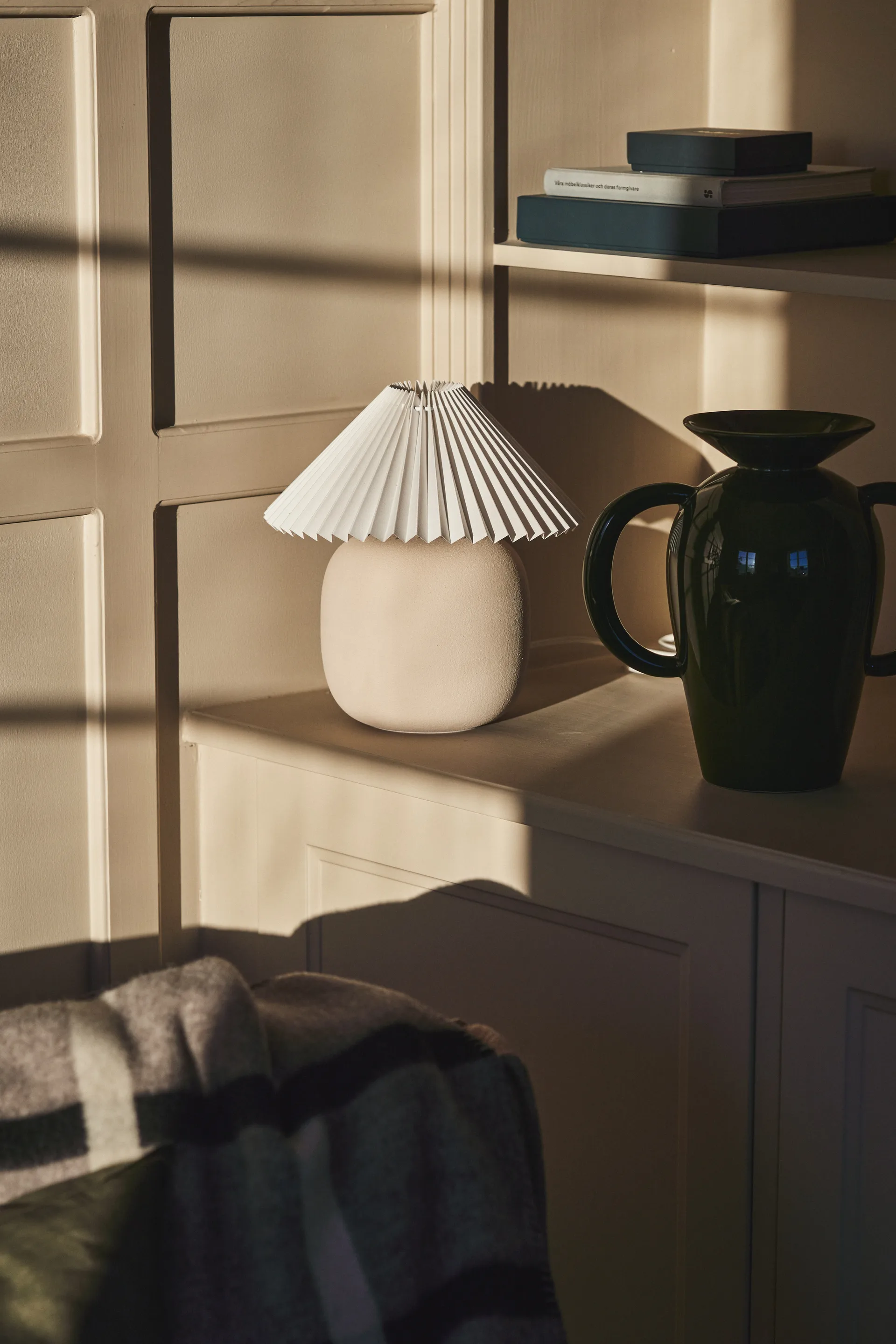 Boulder επιτραπέζιο φωτιστικό 29 cm beige-pleated white,  Scandi Living