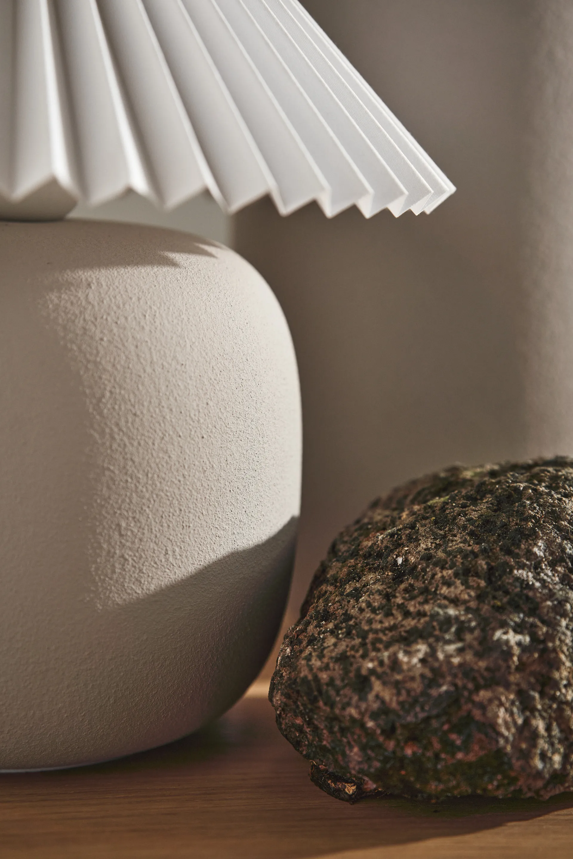 Boulder επιτραπέζιο φωτιστικό 29 cm beige-pleated white,  Scandi Living
