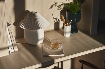Boulder επιτραπέζιο φωτιστικό 29 cm white-pleated white - Scandi Living