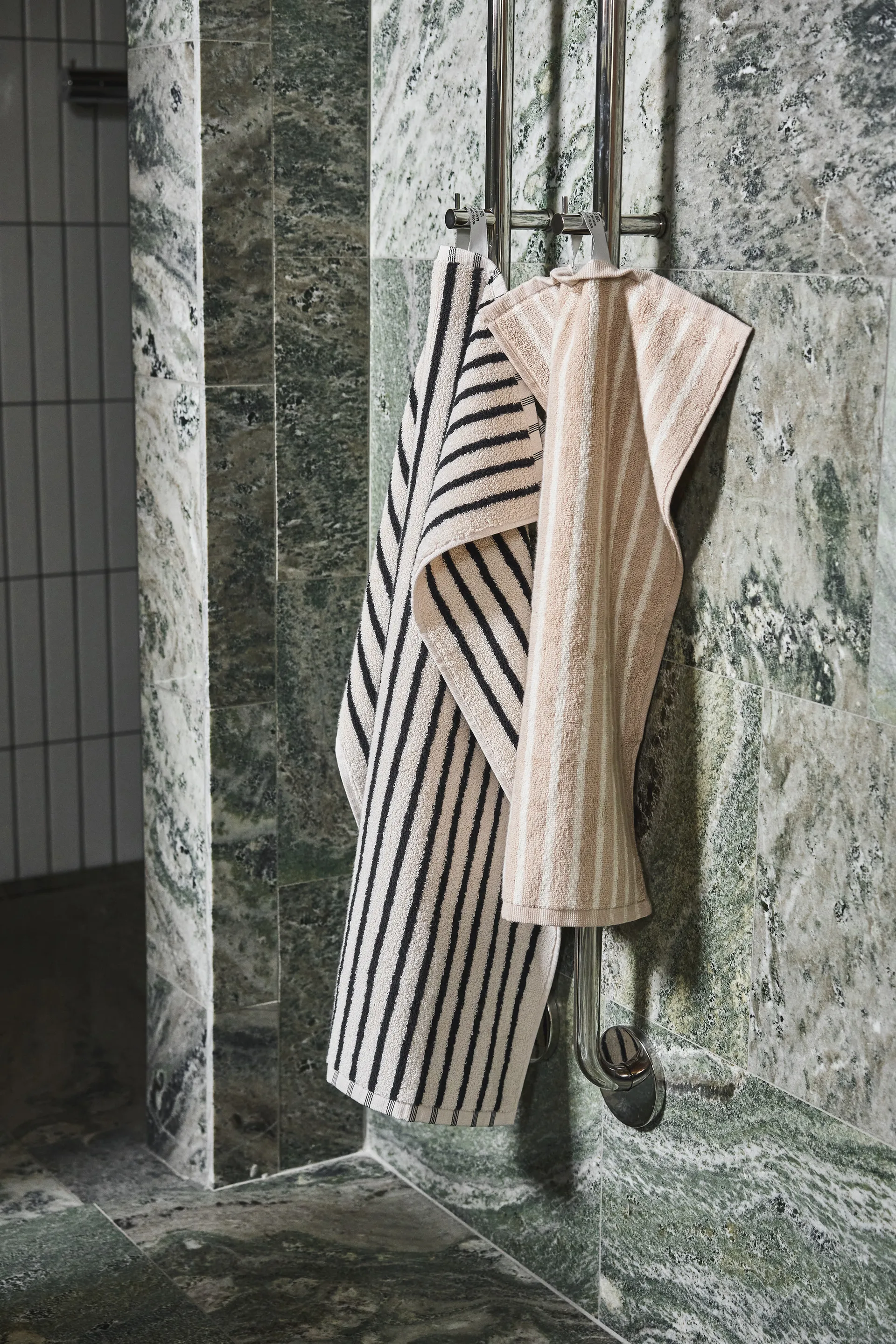 Πετσέτα Drift 50x70 εκ., Λευκό-μαύρο Scandi Living