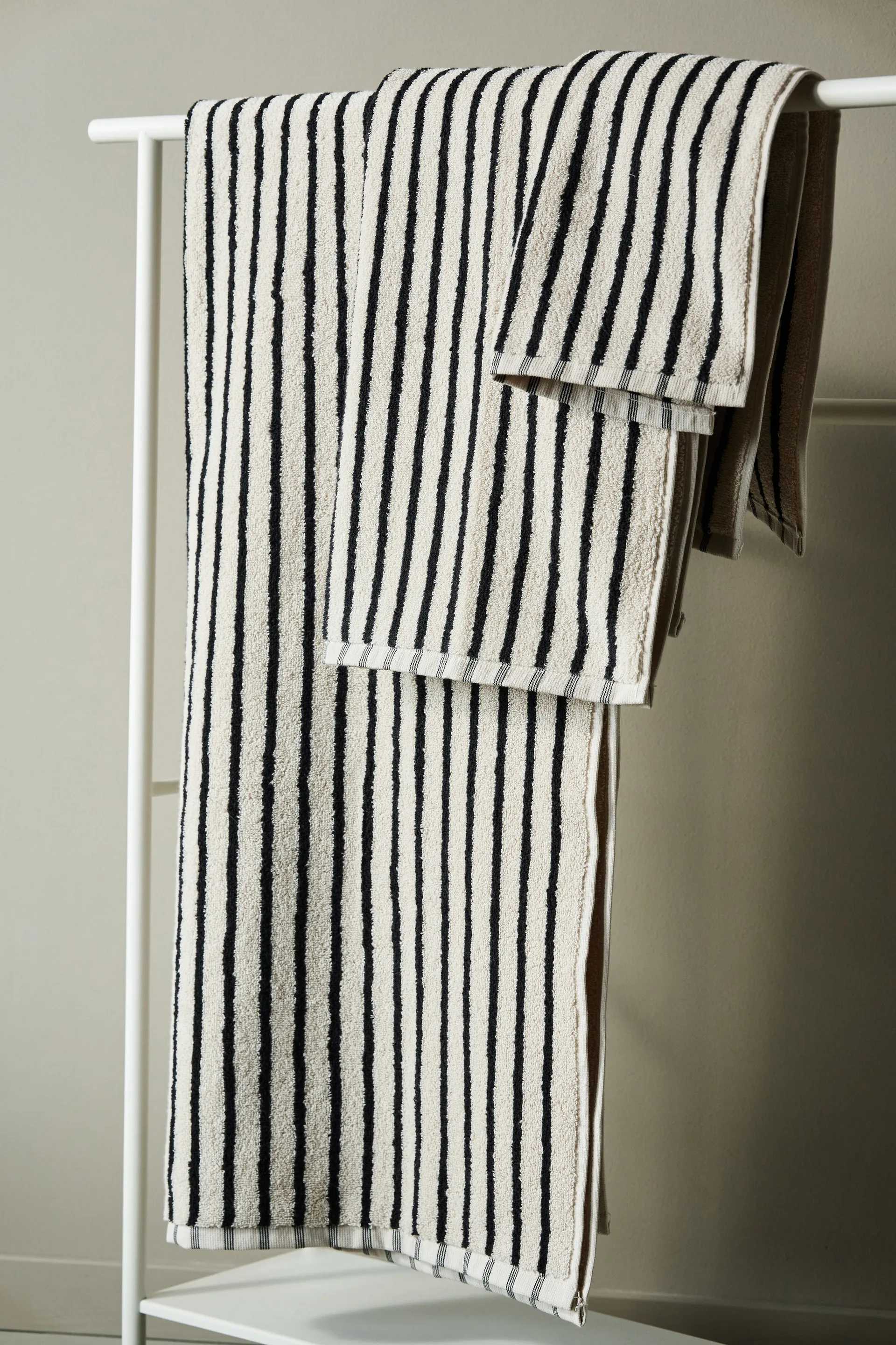 Πετσέτα Drift 50x70 εκ., Λευκό-μαύρο Scandi Living