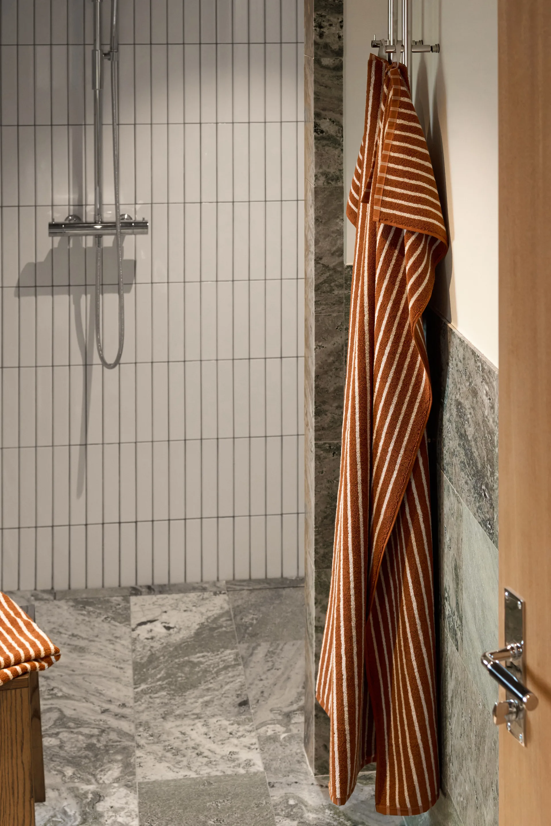 Πετσέτα μπάνιου Drift 70x140 εκ., Καφέ-λευκό Scandi Living