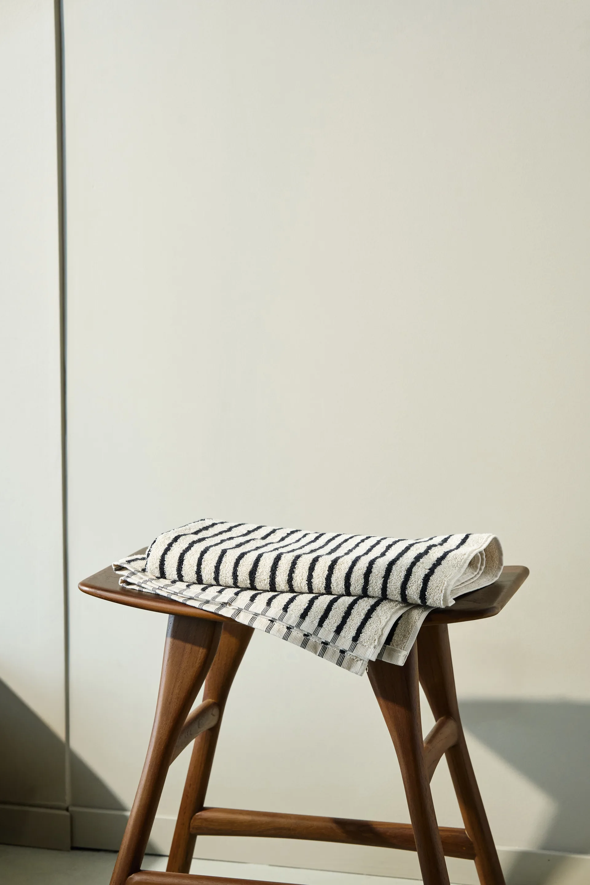 Πετσέτα μπάνιου Drift 70x140 εκ., Λευκό-μαύρο Scandi Living