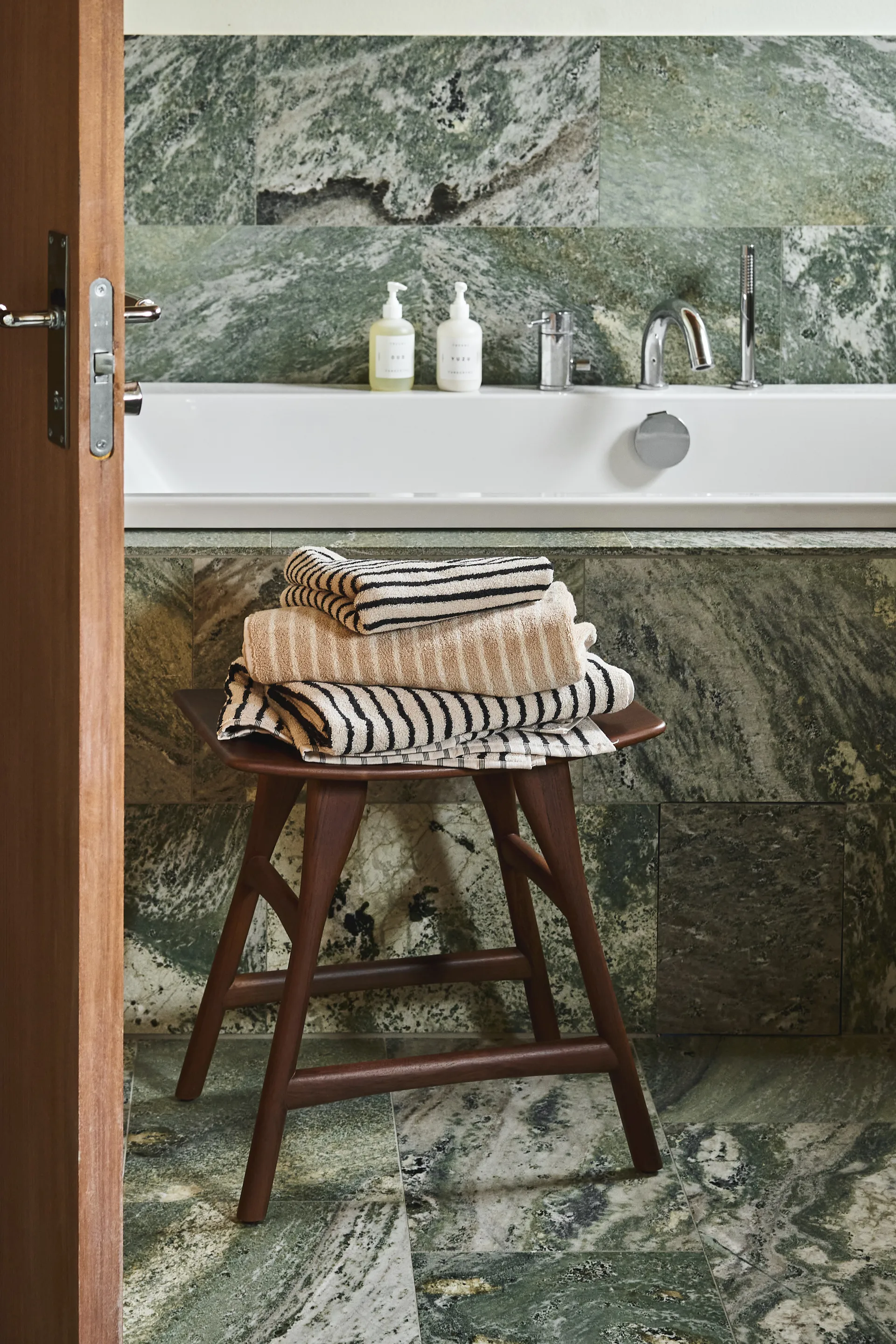 Πετσέτα μπάνιου Drift 70x140 εκ., Λευκό-μαύρο Scandi Living