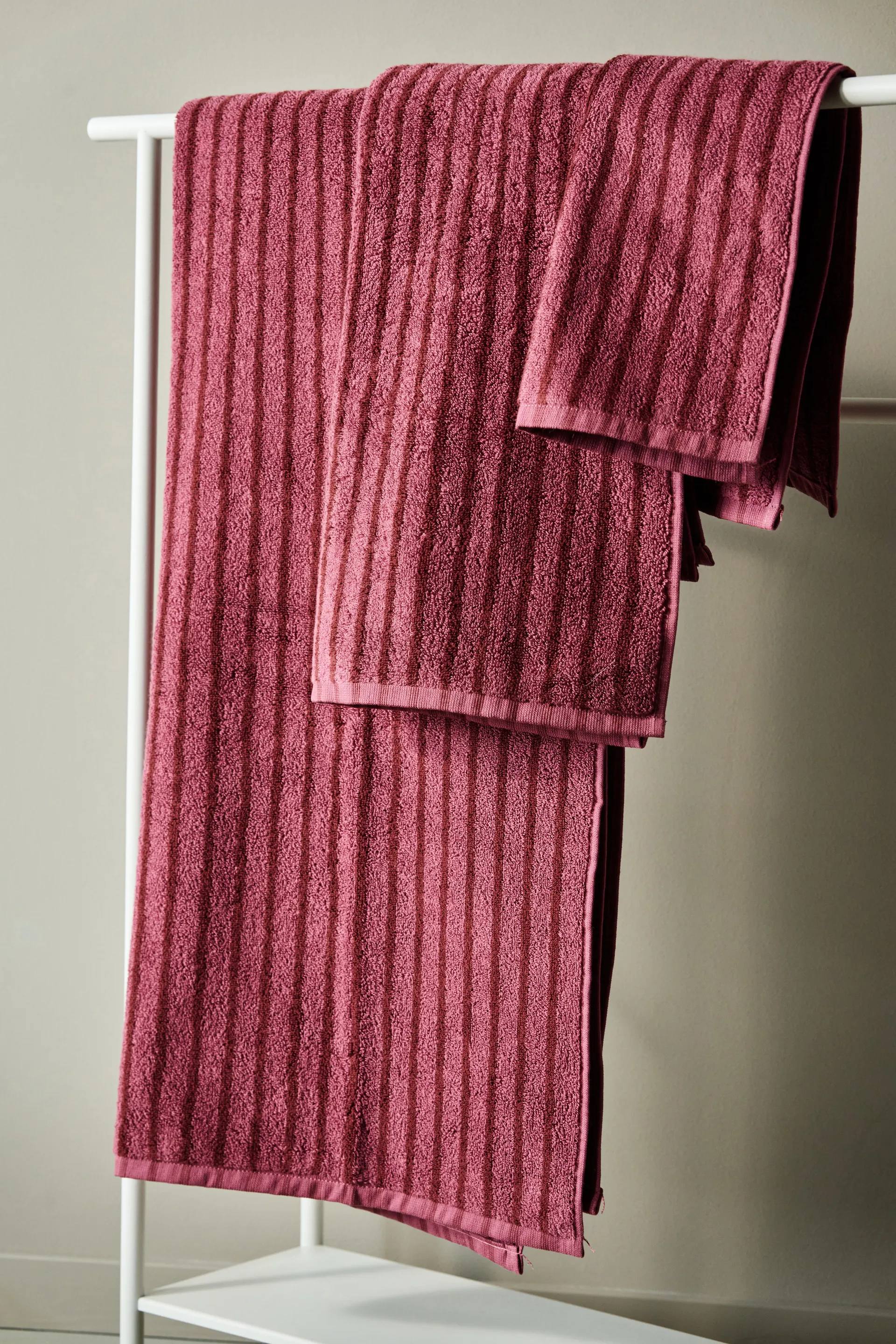 Πετσέτα μπάνιου Drift 70x140 εκ., Ροζ-κόκκινο Scandi Living