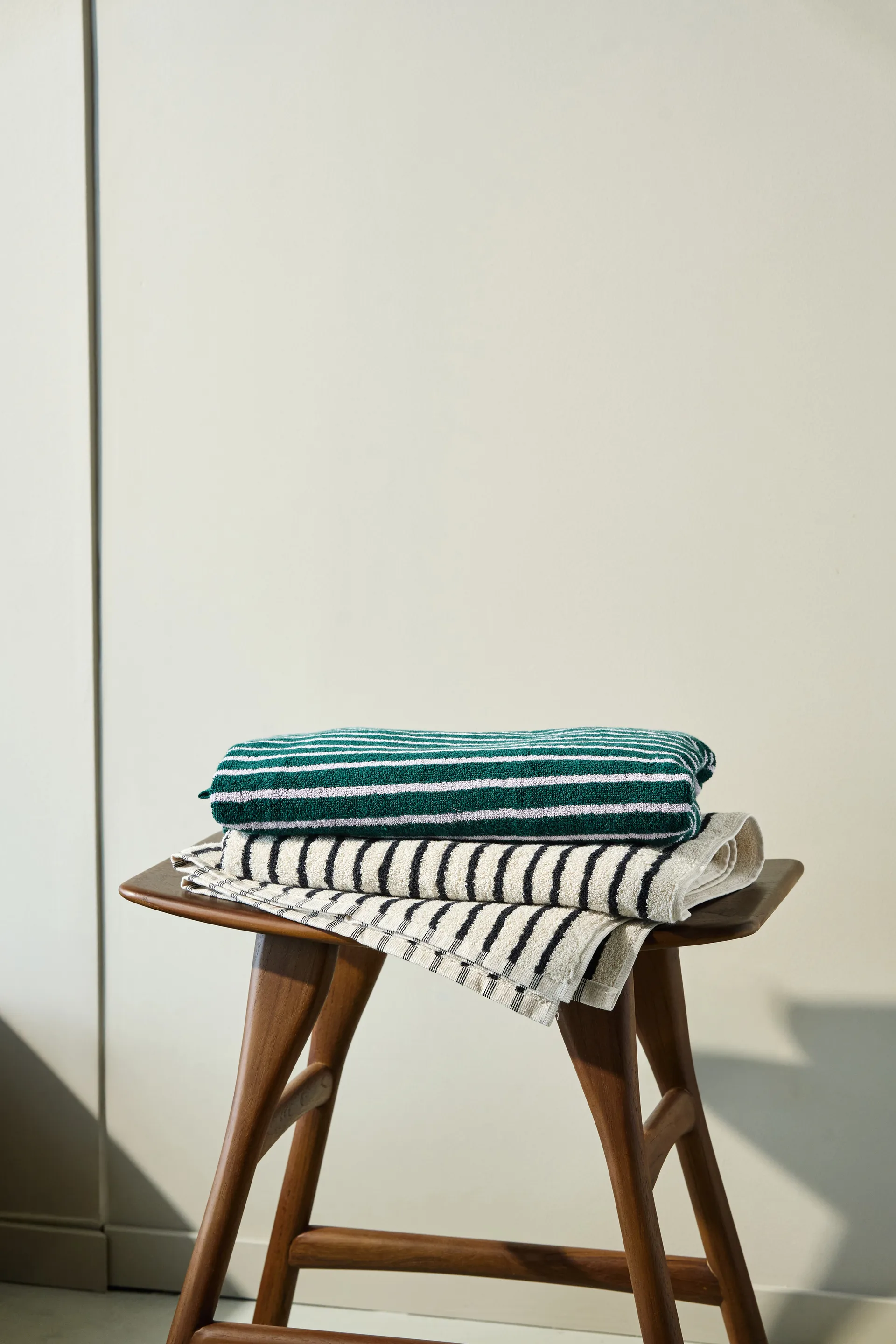 Πετσέτα μπάνιου Drift 70x140 εκ., Πράσινο-μωβ Scandi Living