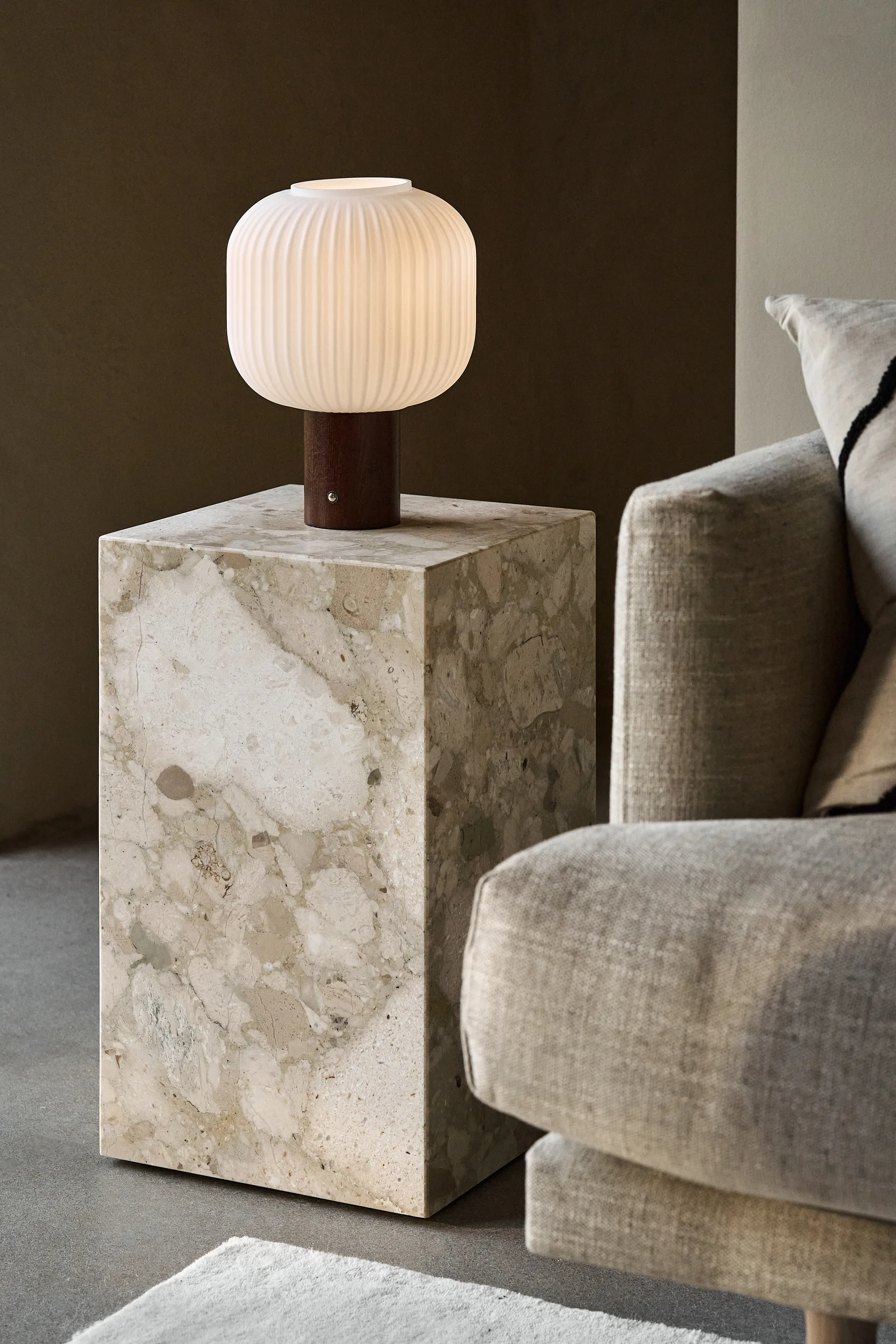 Fair φορητό επιτραπέζιο φωτιστικό, Ματ γυαλί-σκούρο λουστραρισμένο ξύλο φράξου Scandi Living