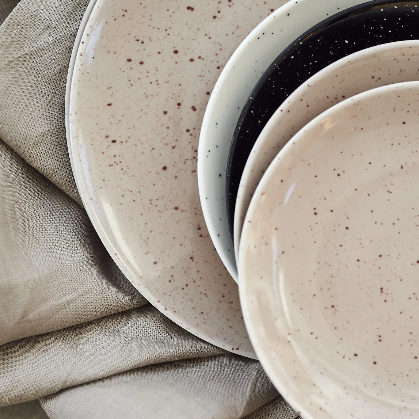 Freckle πιάτο συνοδευτικού Ø20 cm, μαύρο Scandi Living