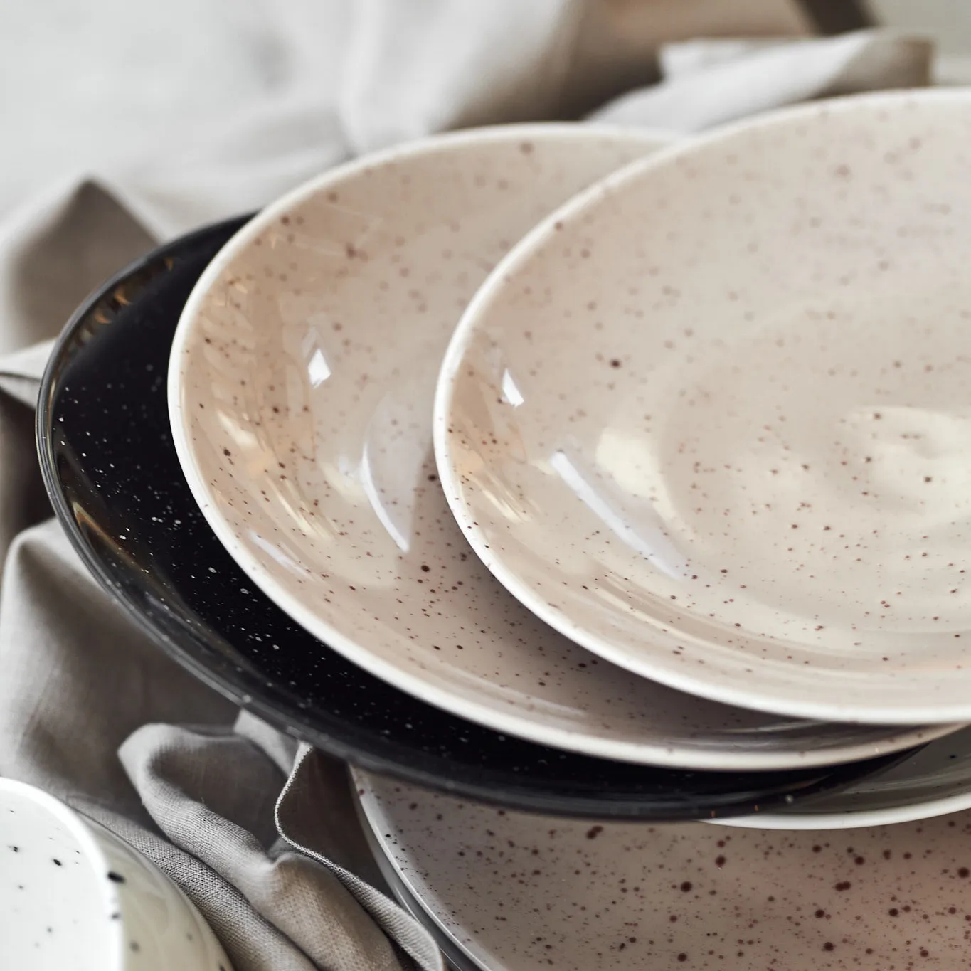 Freckle πιάτο συνοδευτικού Ø20 cm, μαύρο Scandi Living