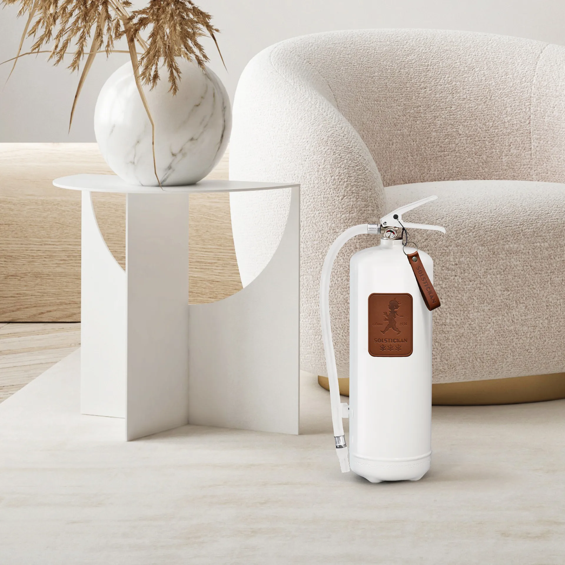Πυροσβεστήρας Solstickan 6 kg, Λευκό-σκούρο καφέ δέρμα Solstickan Design