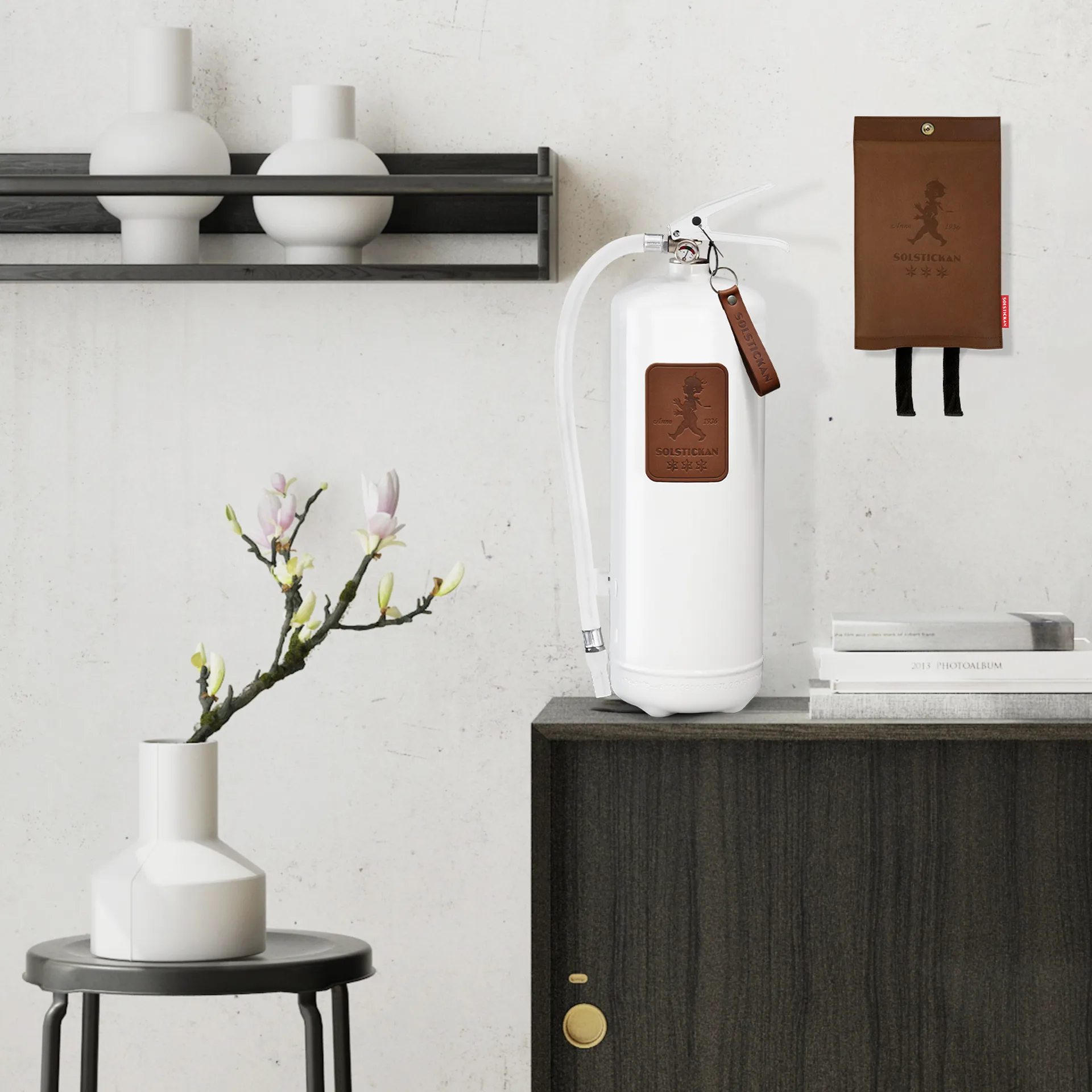 Πυροσβεστήρας Solstickan 6 kg, Λευκό-σκούρο καφέ δέρμα Solstickan Design