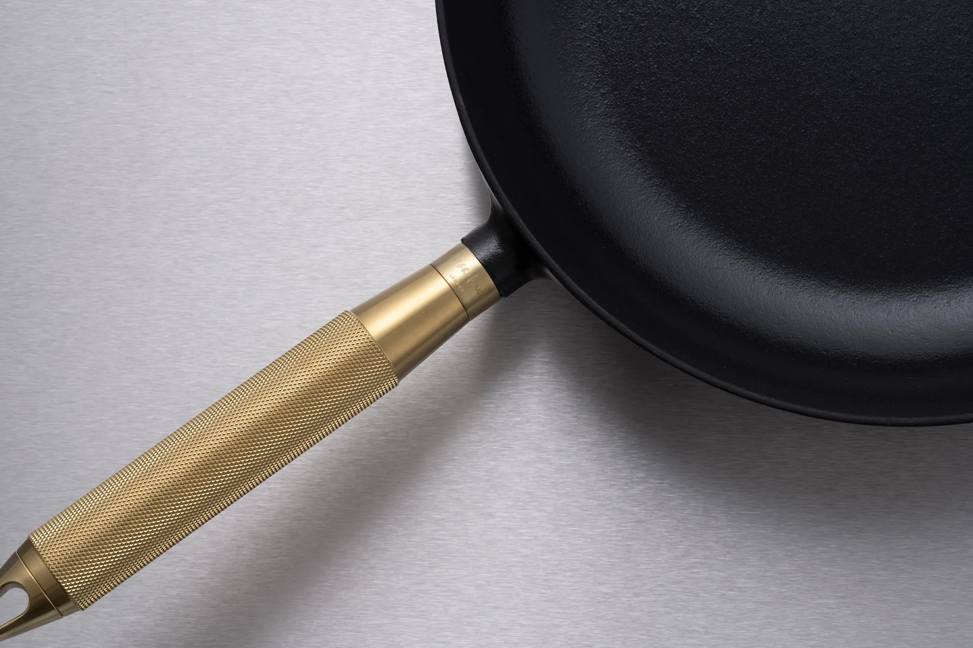 Buster & Punch μαντεμένιο τηγάνι μαύρο Ø28 εκ., Χερούλι από ορείχαλκο STAUB