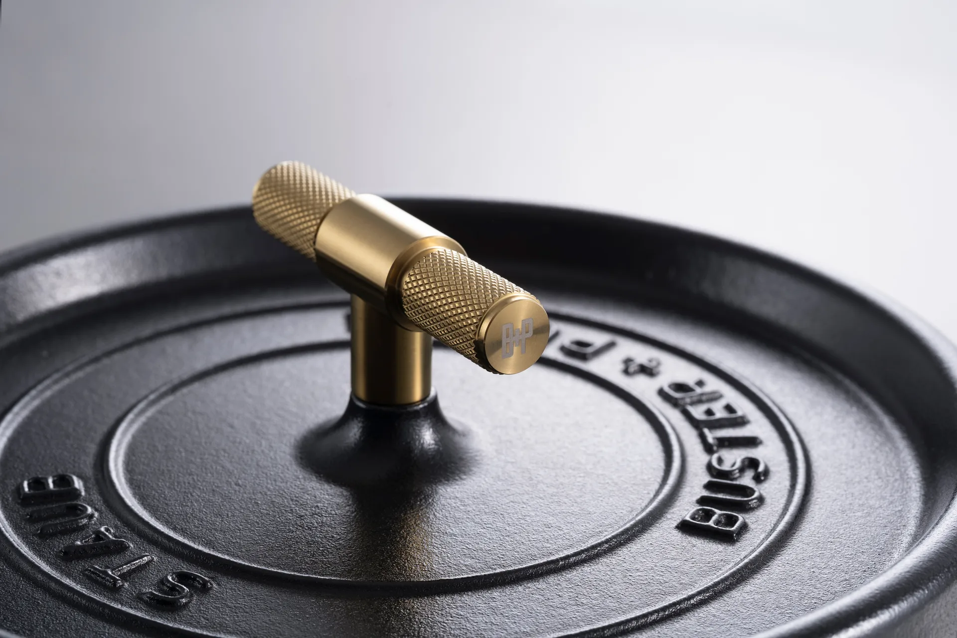 Buster & Punch T-σχήμα λαβή 8 εκ., Ορείχαλκος STAUB