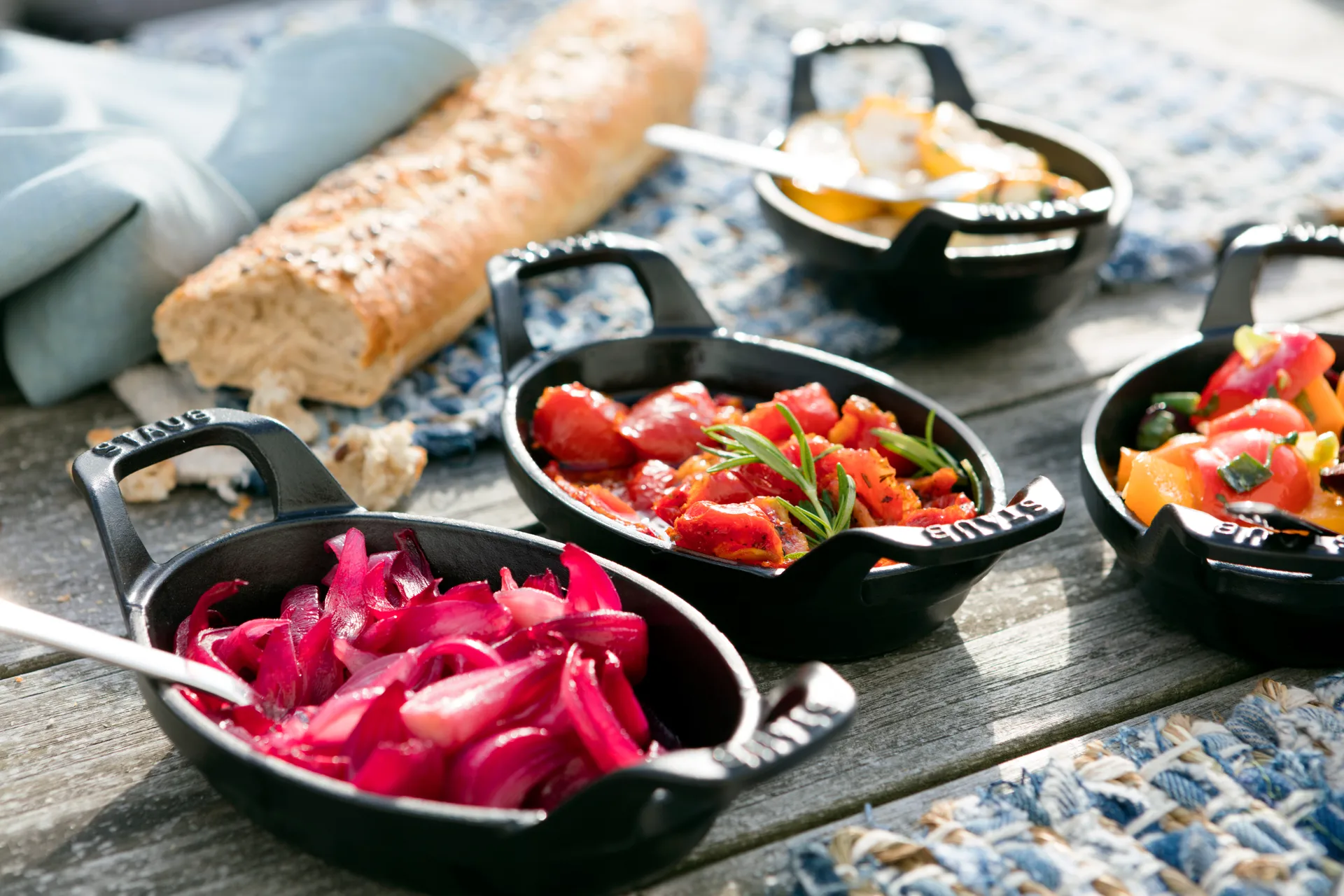 Σκεύος φούρνου Staub οβάλ μαντεμένιο 15 εκ., Μάυρο STAUB