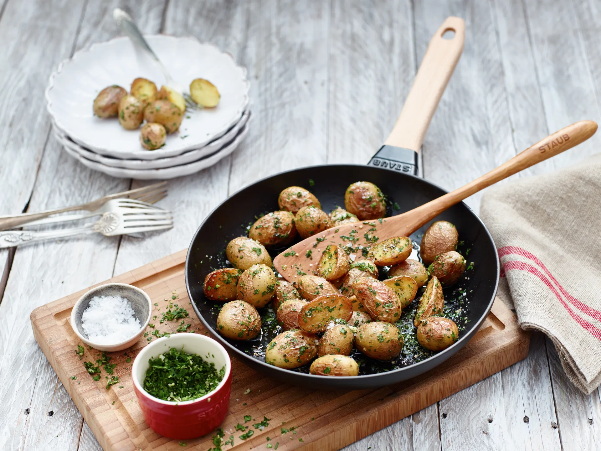 Staub τηγάνι από χυτοσίδηρο μαύρο ελαφριά ξύλινη λαβή, Ø20 εκ. STAUB